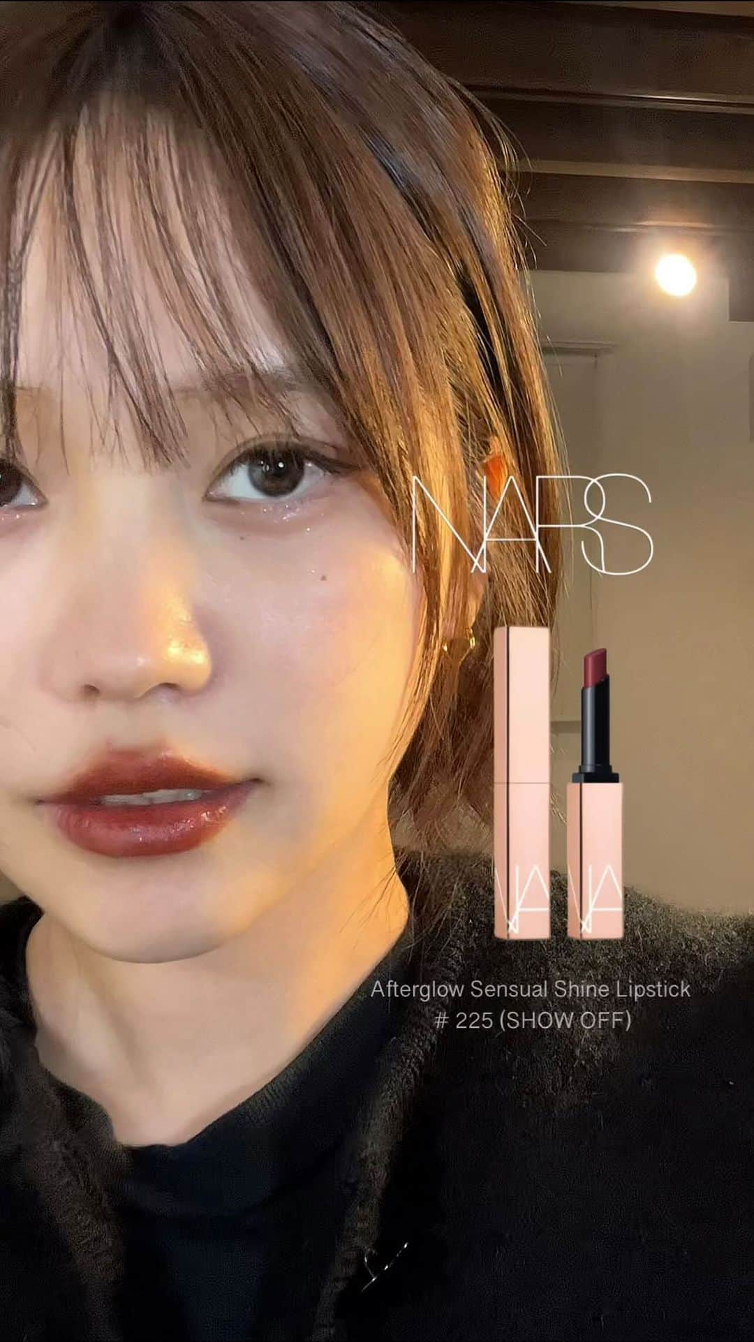 伊藤愛のインスタグラム：「するする塗れる滑らかなテクスチャー💄 潤い感抜群だけどシアーで発色も良く どのカラーも血色が良く見える所ががすごく好みでした♡  赤すぎず、茶味すぎずほんといい色なの😂  秋のお洒落カラーなら225、 ブラウン好きなら225です🍁  ナーズのアフターグローのシリーズリップもチークも好き過ぎる😂  @narscosmeticsjapan  @narsissist   #NARS#narsist #ナーズ#ナーズアフターグロー#新作コスメ#新作リップ#makeup #narslipstick #lipstick#lipgloss #lipmakeup #アフターグローセンシュアルシャインリップスティック」