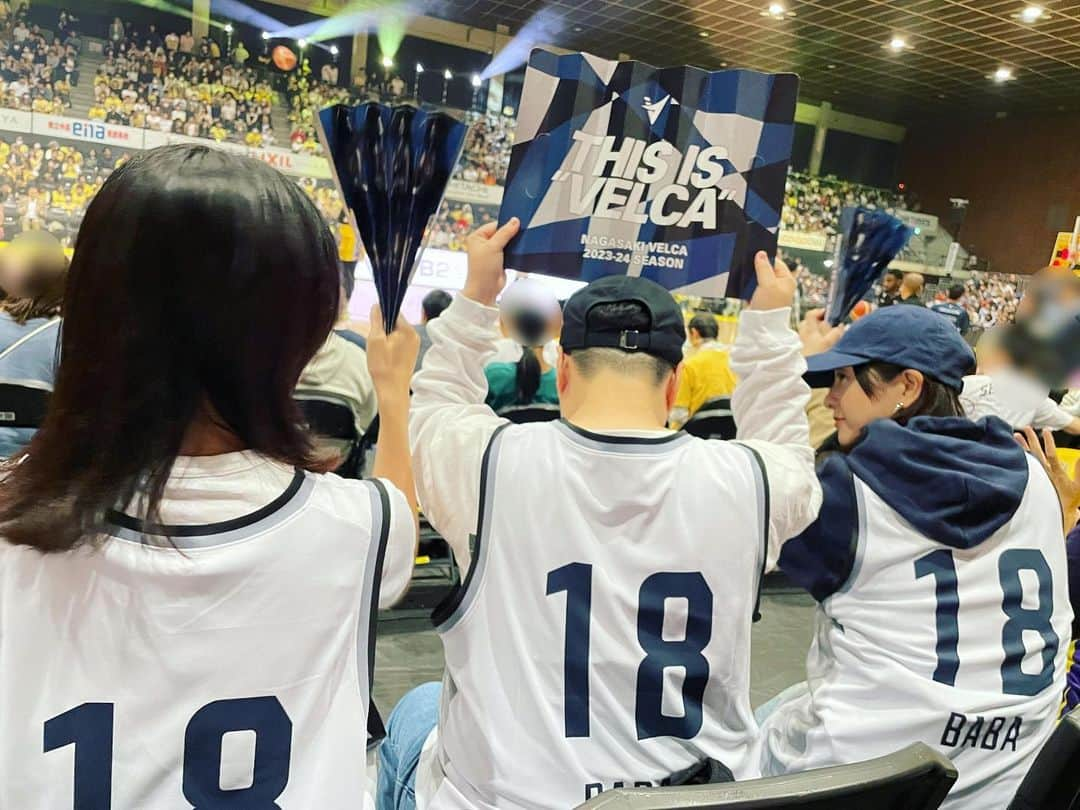 近藤春菜のインスタグラム：「※ NAGASAKI VELCA vs SUNROCKERS SHIBUYA 観戦！！ VELCAの応援だけど、 SUNROCKERS側のチアの皆さんや小さな可愛いダンサーのみなさんといっしょに踊りまくっちゃった☻ 楽しかった☻ 面白い試合でした！！！ くやしー！けど、明日も頑張ってください！！！！！！！！！  #刈り上げの後ろ綺麗ね」