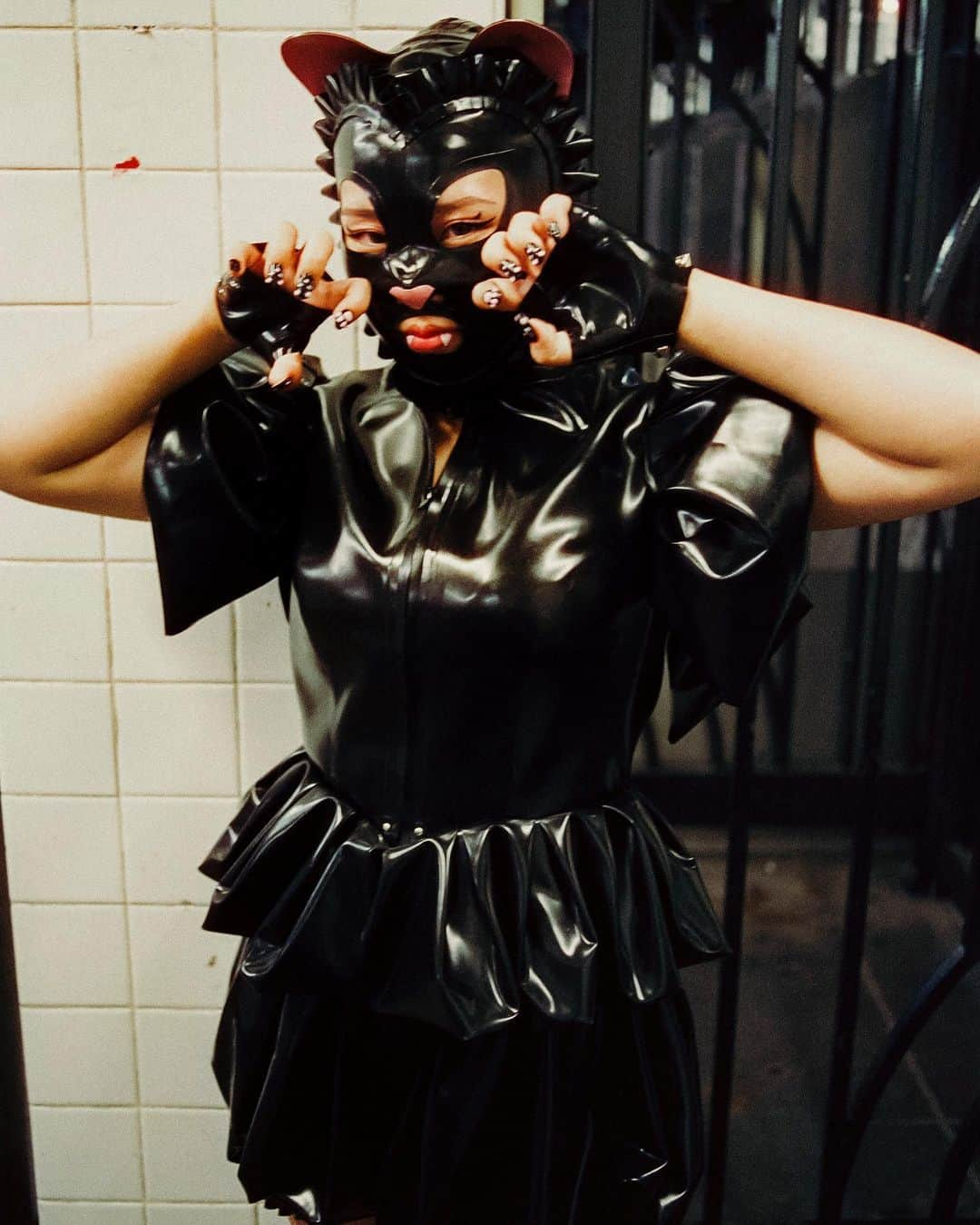 オランピアルタンのインスタグラム：「Meow @sukeban_world 🐈‍⬛ Stray Cat!  📸 @jirokonami Latex 🐱 hood & suit @softskinlatex 💅🏼 @nailsbymei 💋 @devrakinery 💆🏻‍♀️ @dennislanni #thisissukeban @pw_jto_t #straycat」