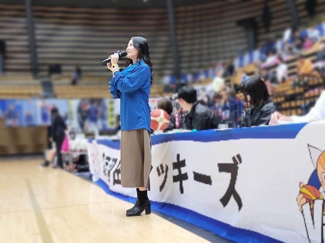 上西恵さんのインスタグラム写真 - (上西恵Instagram)「東京羽田ヴィッキーズさんのアンバサダーに就任いたしました！ YouTubeに出演させていただいてから、試合も観に行かせてもらったりしていたので 今回選んでいただけて凄く嬉しいです🥹 ⠀  そして今日はホーム開幕戦！ 選手の皆さん お疲れ様でした！！めちゃくちゃかっこよかったです🥲🥲✨  ハーフタイムでは就任のご挨拶をさせていただきました！ ⠀  温かい声をかけて下さり本当にありがとうございました！ ⠀  上西系の皆さんも駆けつけてくださり、嬉しかったです😭泣 ⠀  東京羽田ヴィッキーズ🏀♡明日の試合も応援しています！！！！  ⠀」10月21日 22時20分 - jonishi_kei