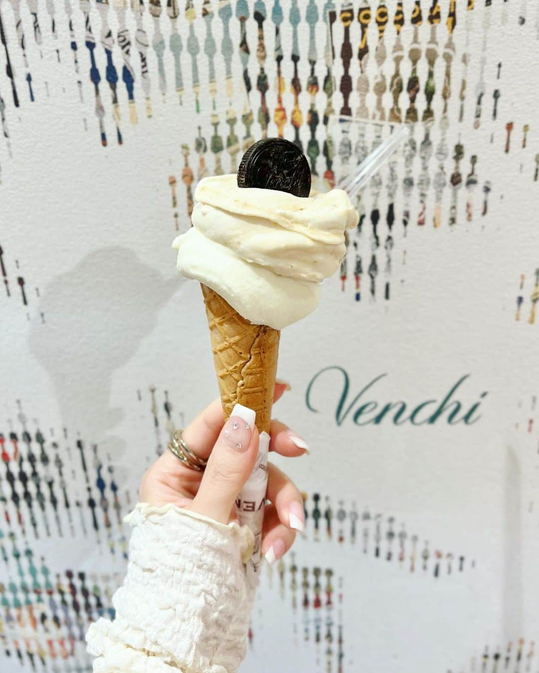 東條恭子のインスタグラム：「🤍 𝑽𝒆𝒏𝒄𝒉𝒊 𝒈𝒆𝒍𝒂𝒕𝒐🍨🫶🏻 #venchi #venchigelato #venchichocolate #icecream #gelato #italiangelato🇮🇹」