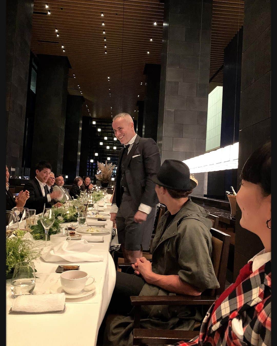 祐真朋樹のインスタグラム：「トムブラウン氏を囲んでディナー。AMAN TOKYOにて。楽しい夜でした。  @thombrowne @aman_tokyo  @akimoto_kozue」