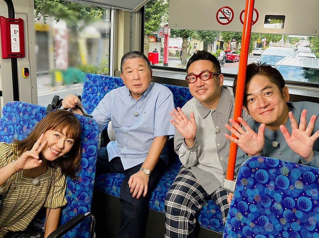 田中律子のインスタグラム：「マネージャーからのお知らせ📺  10/22 16:00-17:25 テレビ朝日『路線バスで寄り道の旅』🚌💨 ゲストは、芸人なすなかにしさん👏  今回のキャスティングは、 若いスタッフさんが“呼びたいゲスト”で選ばれた なすなかさんです🥇✨すごーい。 この理由で選ばれるには訳があって、 「ロケ達人芸」というものがあるらしく、あちこちで 出してくれて、大爆笑の連続🤣  ロケのはじまり、みんなで円陣組んでいる姿は はじめて見た気がします😂😂 従兄弟という関係性からお2人の息がピッタリで、 人柄も最高！面白くて最高！ 一緒に見守った私たち周りのmgやスタッフさんも 皆がファンに！ 新宿〜高田馬場〜高円寺〜梅ヶ丘〜三軒茶屋  お金をかけずに楽しむ旅！をしてきました。  皆さま、ぜひご覧くださいませ‼️‼️  #テレビ朝日 #路線バスで寄り道の旅 #徳光和夫 #田中律子 #ゲスト #芸人#なすなかにし さん #大爆笑」