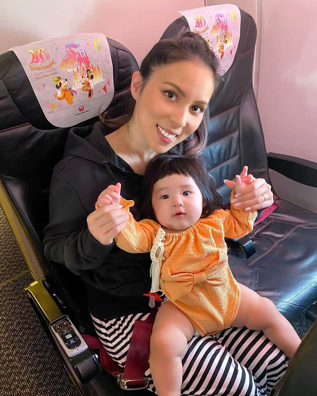 mizukiのインスタグラム：「✈️ 産まれる前から飛行機は もぅたくさん乗ってるからか めっちゃ寝てくれる👼🤍 かぁちゃん大助かりです！！  来週は9時間のフライト✈️ これ行けたらもぅ無敵な気がする😂  沖縄投稿たくさんなので載せてく🌴 時差更新になるけどイイネお願いします❤️  #ベビー #千葉 #飛行機 #jal #沖縄  #japan #baby #trip #travel #okinawa」