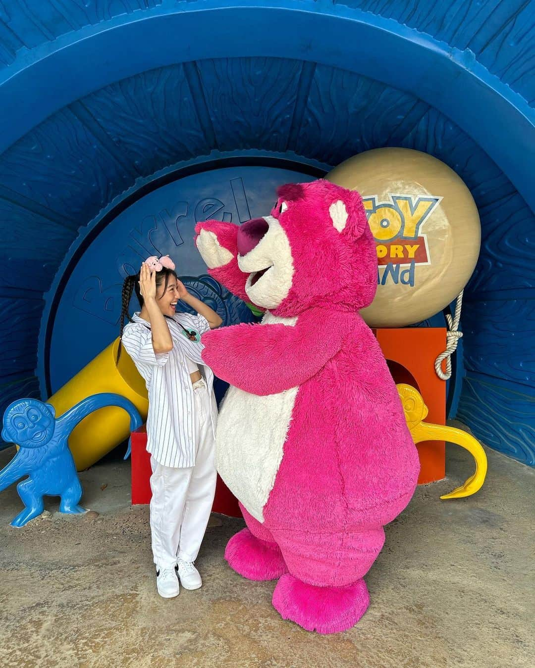 仲川遥香のインスタグラム：「可愛すぎた🐻🩷 Lucu banget Lotso 🩷  #honkong #hongkongdisneyland #girlstrip #ジャカルタ生活 #香港 #女子旅 #仲川遥香 #香港ディズニーランド」