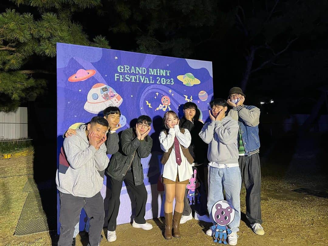 ユンナのインスタグラム：「#gmf🍁  우리팀 오늘도 든든하당🥁🎹🎸❤️」