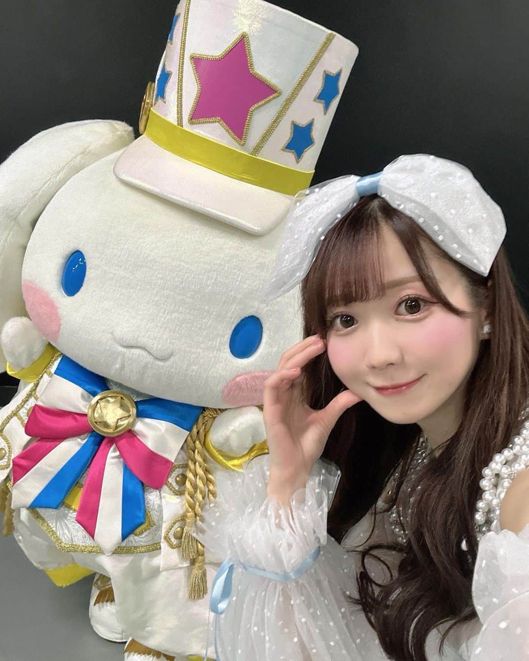 大谷映美里のインスタグラム：「大大大好きなシナモンくん🩵🤍 2日目に2人でステージに立たせていただきました！ ほんっとうに幸せだったよ〜🎤☁️☁️☁️ 振り付けも完璧に覚えてきてくれてて、 プロすぎたよ！！😭✨✨可愛すぎた💕💕  大切な曲「Sweetest girl」を大きな会場で披露できて、 こんなに可愛い衣装を作っていただけて、 私のカラーのペンライトみんなが振って見守ってくれて、 すごく嬉しかったです💟ありがとう😭🤍✨✨  世界一のSweetest boy🎀💕 シナモンくん、お忙しい中ありがとう😭🤍✨✨」