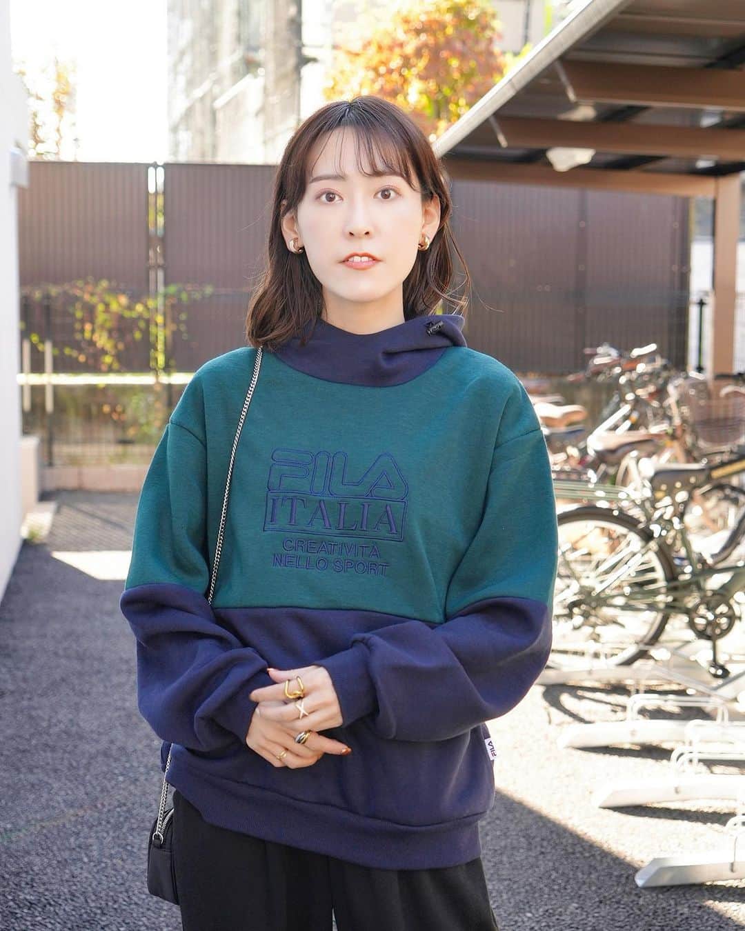のインスタグラム：「レトロカラーが可愛い @righton_pr のパーカー🫶 ⁡ ⁡ スポーツテイストデザインで、配色切替がお洒落✨ ⁡ ⁡ この色の組み合わせ好き💚💙 ⁡ ⁡ 裏起毛で暖かいし、秋冬沢山着よっと☺️♡ ⁡ ⁡ #PR  #コーデ #code #outfit #ootd #fashion #お洋服 #晴香コーデ #パーカーコーデ #秋コーデ #パンツコーデ #カジュアルコーデ」
