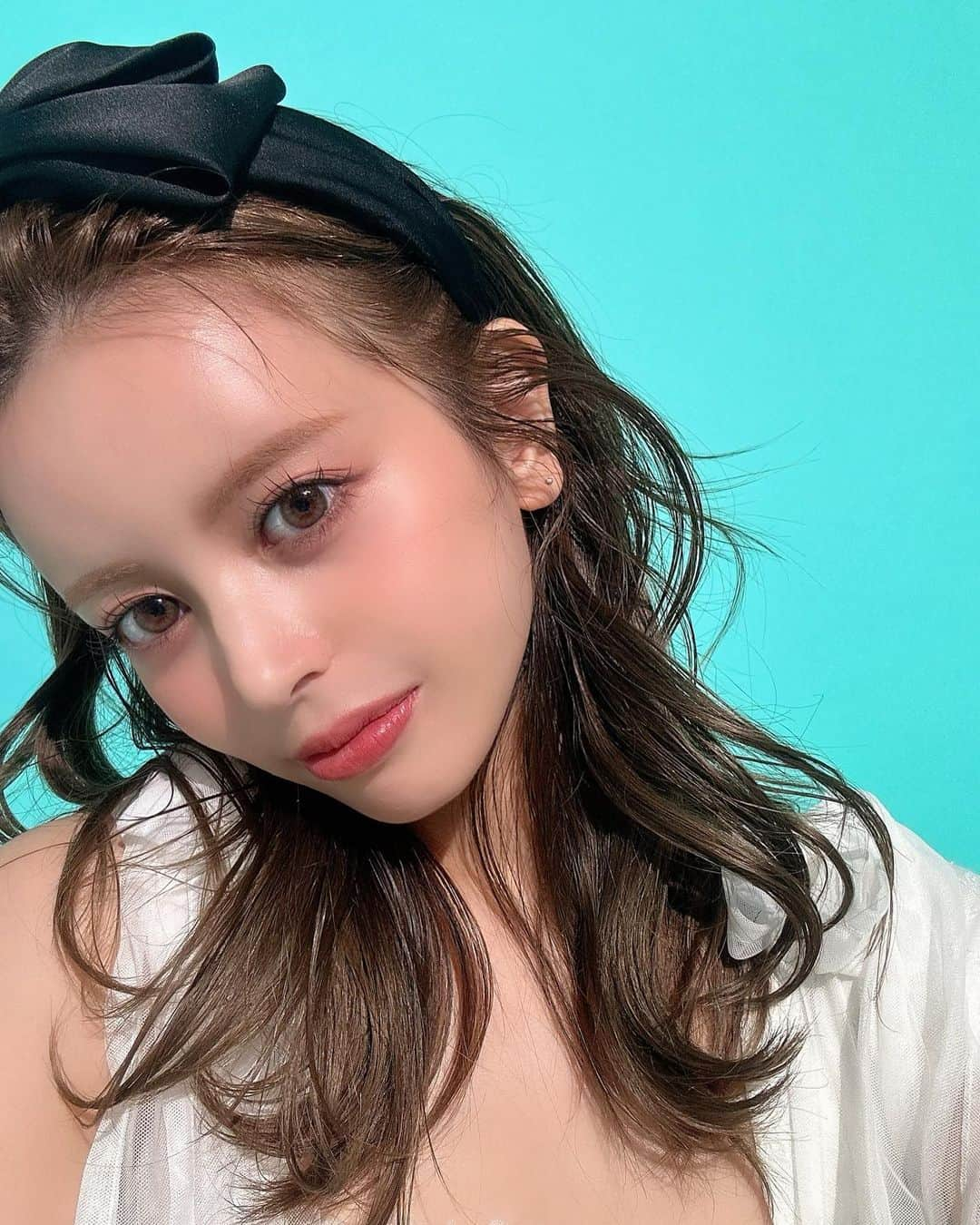 吉崎綾のインスタグラム：「好評だった写真🎆  友達やメイクさんに褒められるようになったまつ毛さん👀 まつぱ&まゆげは  @une_fleur_nana @une_fleur_eyebrow ♡♡   撮影前日は、こちらも毎月通ってる お友達のエステ💆‍♀️ @insta.ri7 @fu_u.salon ♡ 紹介した友達は全員リピートしてくれてるっ！！ いつも保湿や小顔、首肩背中までありがとう✨」