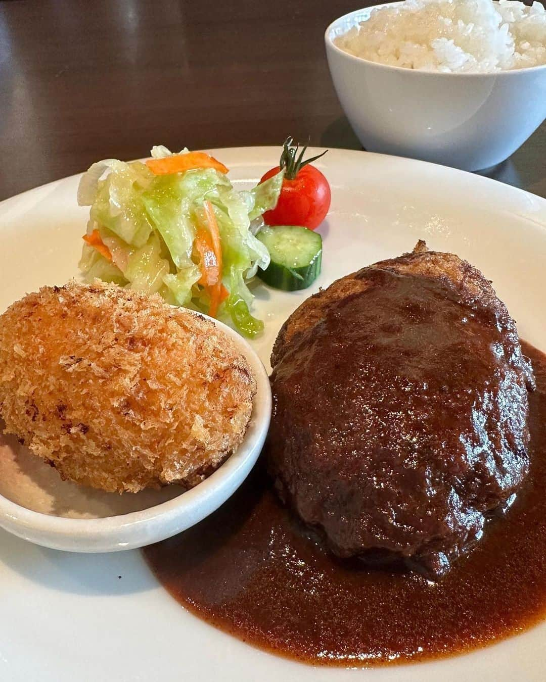 ナゴレコのインスタグラム：「📍「キッチン心」 ･････････････････････････････････････････  王道の洋食メニューを食べるならここ🍴  今日は藤が丘にある「キッチン心」さんをご紹介✨ こちらのお店ではハンバーグやフライメニューなど王道の洋食が味わえます🍴  オススメはハンバーグとカニクリームコロッケがどちらも楽しめるランチセット💕 デミグラスソースがかかったふっくらとしたハンバーグは思わず食欲がそそられます…💯 カニクリームコロッケも存在感があって食べ応えもありそう🦀✨  洋食が好きな方、特にハンバーグやコロッケが大好きな方には特にオススメ🌟 みんなも「キッチン心」さんでこだわりの洋食メニューを楽しんでみてね🍽  ┈┈┈┈┈┈┈┈┈┈┈┈┈┈┈┈┈┈┈  🍤名古屋のローカルグルメメディア【ナゴレコ】🍤  名古屋人がレコメンドする本当に美味しい名古屋めし🥢 これさえフォローしておけば、街の流行りがきっとわかる◎ 100名以上の編集部で作り上げる、名古屋エリア最大規模のグルメメディアです📝  他の投稿はこちらから👉 @nagoya_food  ┈┈┈┈┈┈┈┈┈┈┈┈┈┈┈┈┈┈┈  素敵な投稿にタグ付けしていただきありがとうございます✨  #ナゴレコ で、あなたの投稿をリポスト！ webサイト「ナゴレコ」もチェックしてね👀 ･････････････････････････････････････････  ☞ photo by （ @yuichi5016 ）さん  ♢♢♢  【キッチン心】@kitchencocoro2008 名東区にある食べログ百名店の洋食屋さん。 10年以上行ってなかったですが久しぶりに 行ってきました。  当日予約はできないらしく待つのを覚悟で 行きましたが空いてたので驚きました。  心ランチ　1890円 ♢さつまいものスープ ♢ハンバーグ&蟹クリームコロッケ  さつまいものスープは芋の味が薄くて 芋の味が欲しかったかな。  ハンバーグは抜群に美味しい。　 デミグラスソースの量もしっかりあり好きです こちらも雅木系なんでしょうね。 みんな同じ味してます。 雅木って伝説な店に思えてきました。  蟹クリームコロッケも同じですね 美味しいです。  ストーリーにアップしたら何人か連絡を いただきましたが接客は普通でしたよ。  連絡いただいたって事は接客で嫌な思いを した人がたくさんいたのでしょうね。  御馳走様でした」