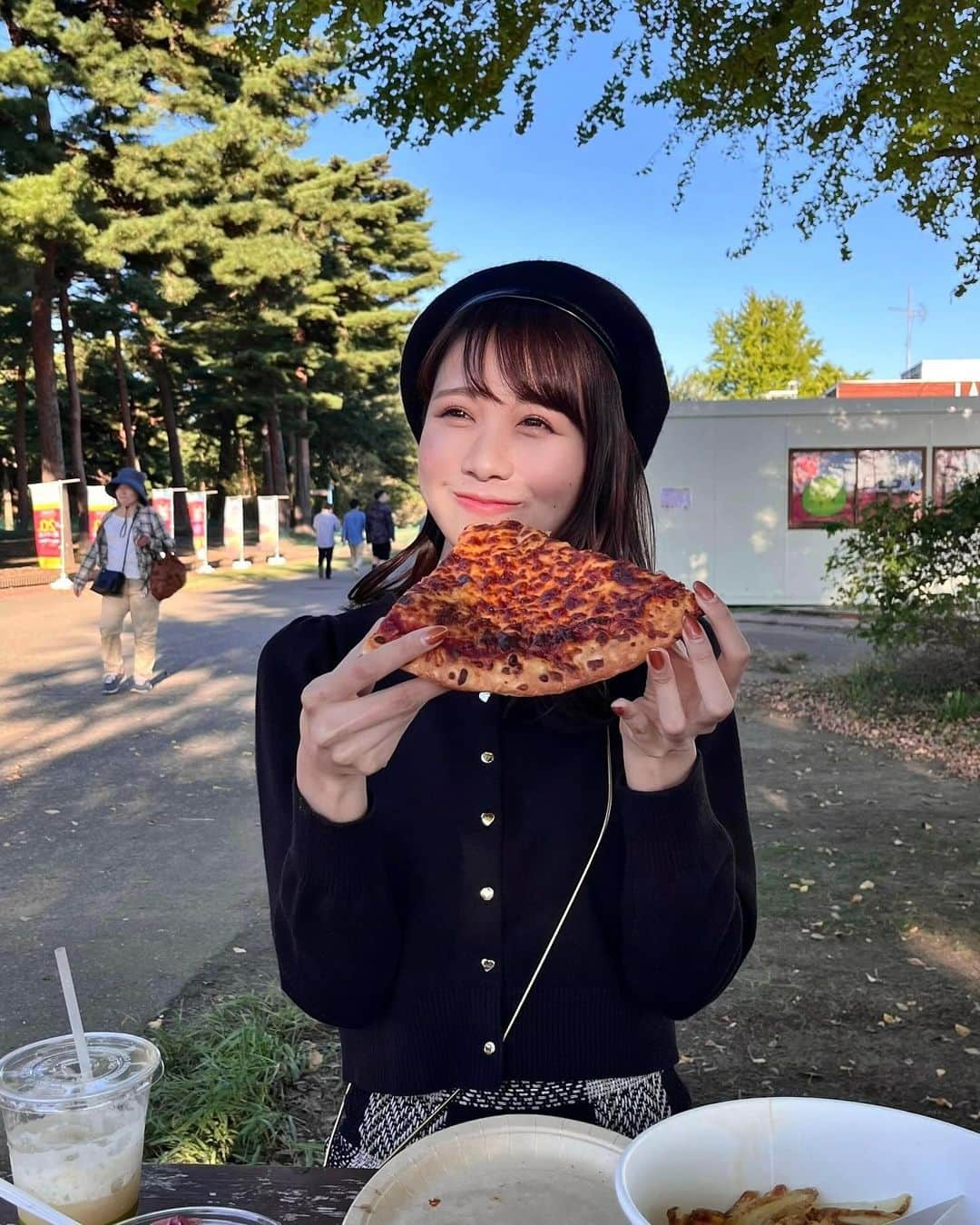 戸北美月のインスタグラム：「. 色づきはじめのイチョウの木の下でピクニック🧺 外で食べるご飯ってなんだかいつも以上に美味しく感じます🤤🍕  #秋晴れ #ピクニック」