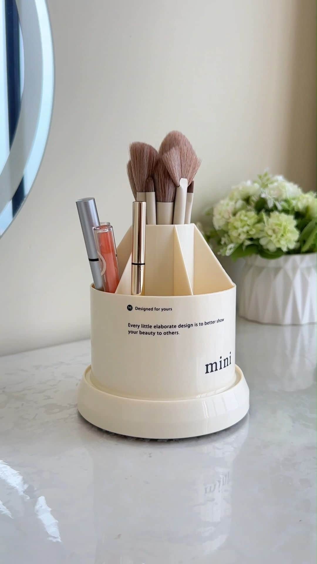 SHEINのインスタグラム：「A compact glam tool gamechanger! 💄🖌️🎀 Would you take this rotating makeup organizer for a spin? 💫👇  🔎 13641794  #SHEIN #SHEINforAll #SHEINstyle #fashion #chic #saveinstyle」