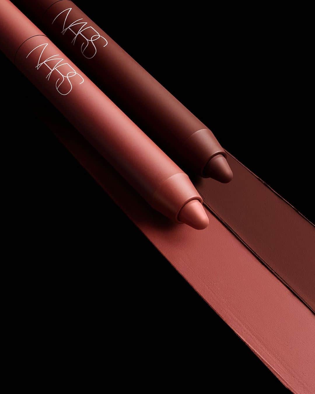 のインスタグラム：「Pick your power shade: Dolce Vita or Bohemian Rhapsody? Drop your fall favorite in the comments.   Powermatte High-Intensity Lip Pencil is available at narscosmetics.com.」