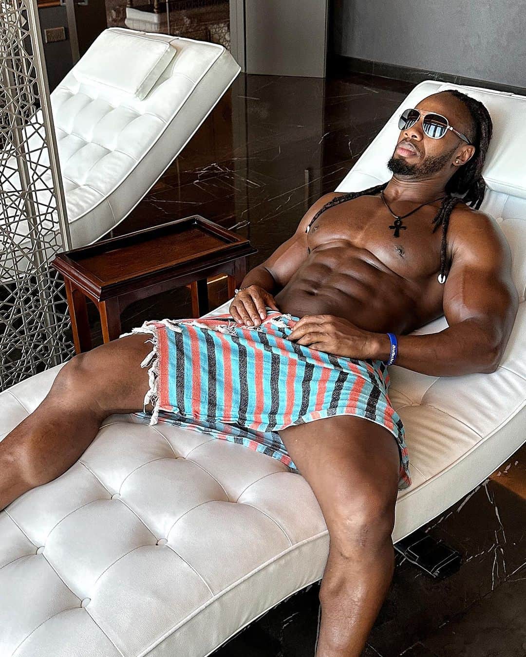 のインスタグラム：「Relaxation Mode 💪🏾 Weekend Vibes 💫 No Wahala. Stay positive and productive. Wishing everyone a wonderful weekend 🥂」