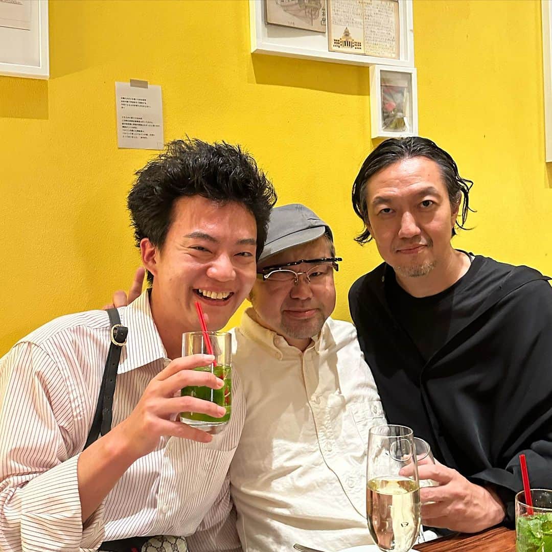 西寺郷太のインスタグラム：「昨日は表参道LOTUS @lotus_omotesando で、山本宇一さん還暦バースデー・パーティー。宇一さんの幼少期からの写真（お父さんのクルマのセンスが受け継がれていることを初めて知り驚愕！）、アイディアのメモや歴史が額装された店内。 まさに自分が来週からの史料展でやろうとしていたコンセプトにぴったりで。  ちゃんと子供の頃や大事なポイントのメモやイラストが残している気質が自分にもあるので、タイムリーで超刺激的。宇一さん、呼んでもらえて嬉しかったです。いつもありがとうございます！  カメラマンのシンヤッチ @shinyakato_ とハンズで写真を額装した後、ひとりで行ったんですが、FIVE NEW OLD の @hiroshifivenewold ヒロシ（中津川で「プリンス論」読ませてもらいました！と、声かけてくれて仲良くなった）が先にいて。飲めて話せて。  アルバム『DESTINY』『NONA REEVES』『SWEET REACTION』『3X3』や、レーベル「クリスタル・シティ」のロゴなどをデザインしてもらった梶野彰一 @casinodeparis さんにも「ゼロ年代のノーナ・リーヴス」再発のお礼を直接言えたし（レーベル・ロゴも復活！）。  そして！「90's ナインティーズ」にも登場した元プリスクールの古平君に多分20年以上ぶりに会えて話せたのも最高で。  史料展に向けて今絶賛準備中ですが、なんだ か自分の軌跡を一夜で色々辿るような不思議な夜でした。  最終的にヒロシともう一軒行き、帰り道、若い彼に誘われ深夜にとんこつラーメン高菜トッピングまで食べてしまったのですが…^_^、朝、お腹重くて来たる50歳をひしひしと感じました…（笑）。」