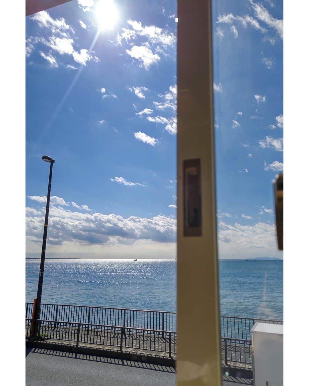 土井地恵理子さんのインスタグラム写真 - (土井地恵理子Instagram)「・ 2階の窓から広がる海 流れる空気も時間も気も最高で 大好きな場所 @sunriseshackjapan   行く時はぷらっと1人でが多いかも バターブレッドコーヒーを飲みながら 海を眺めると 自分を取り巻く空気が柔らかくなるのが分かる ここのアサイーボウルもいちばん好き  行ったらたまたまいたオーナー @meguminakauraikeda  いろんな話して 心がほぐれたよ〜！ ありがと◡̈ そんなgoodvibesな人♡  久々持って行ったLeicaのモバイル やっぱり写真いい✨  #sunriseshcanjapan #稲村ヶ崎 #cafe #アサイーボウル  #leizphone #leica #ライカ #やたら写真撮りたくなるcafe #goodvibes」10月21日 22時28分 - ericodoiji