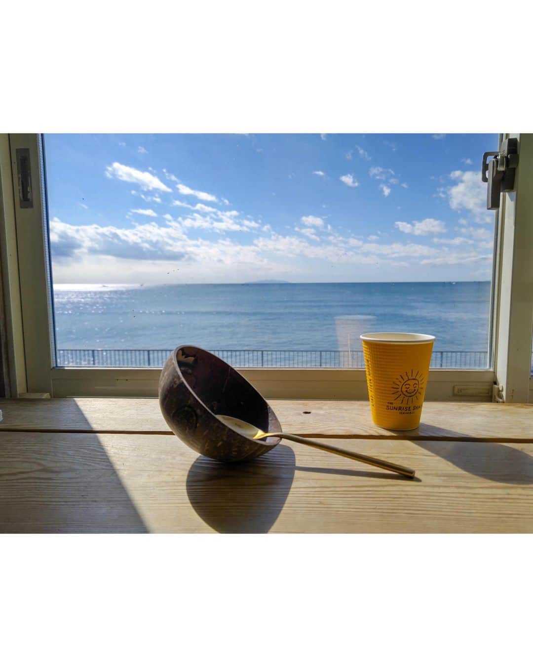 土井地恵理子さんのインスタグラム写真 - (土井地恵理子Instagram)「・ 2階の窓から広がる海 流れる空気も時間も気も最高で 大好きな場所 @sunriseshackjapan   行く時はぷらっと1人でが多いかも バターブレッドコーヒーを飲みながら 海を眺めると 自分を取り巻く空気が柔らかくなるのが分かる ここのアサイーボウルもいちばん好き  行ったらたまたまいたオーナー @meguminakauraikeda  いろんな話して 心がほぐれたよ〜！ ありがと◡̈ そんなgoodvibesな人♡  久々持って行ったLeicaのモバイル やっぱり写真いい✨  #sunriseshcanjapan #稲村ヶ崎 #cafe #アサイーボウル  #leizphone #leica #ライカ #やたら写真撮りたくなるcafe #goodvibes」10月21日 22時28分 - ericodoiji