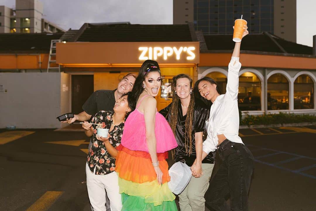 のインスタグラム：「Happy PRIDE, Honolulu! ❤️🧡💛💚💙💜🤎🖤🤍 To the colorful community that makes Honolulu such a special place for everyone, we see you, we hear you, we love you! 🌈🧡 #NextStopZippys  📸: @mahinahoku.choy   Models: @vv.vixen @dreadlockrealtor @ikandrie @skyy_kaii @kai_me_a_river  MUA: @shoyu_bunnie @sativabenton  Casting/Production: @ala.hawaii」