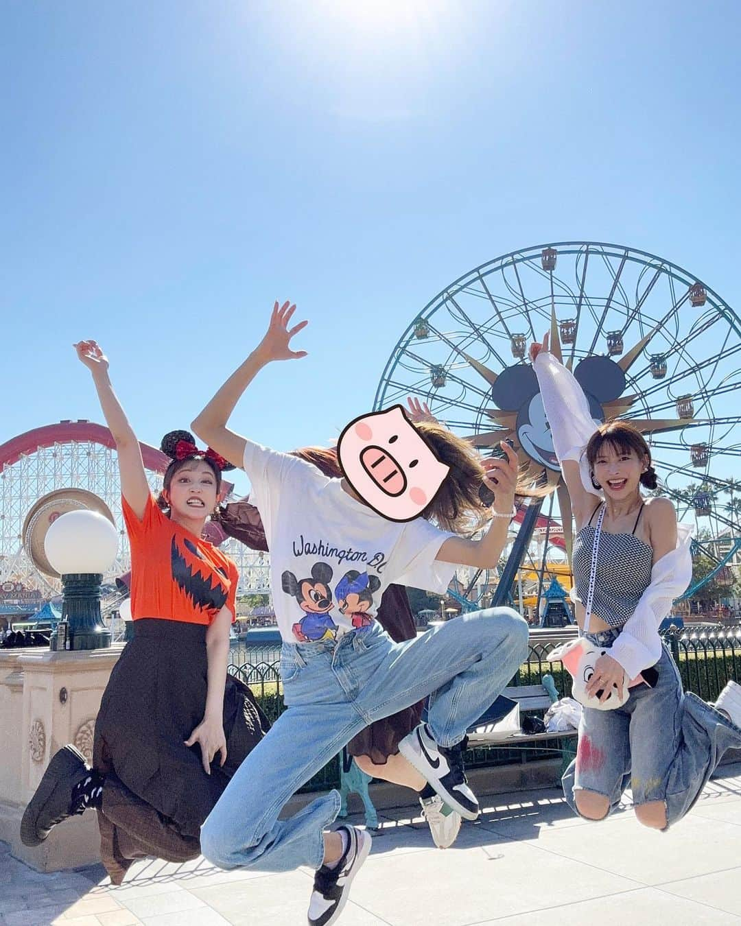 新希咲乃さんのインスタグラム写真 - (新希咲乃Instagram)「カリフォルニアディズニー✨🏰🐭🖤  沢山写真撮ったから今回は4人のショット📸  日本の真夏ばりに暑くて用意してたミニーのニット着れなかった;ㅅ;  紫外線アレルギーの私には太陽が光線みたいに攻撃してくるみたいに痛かった😅  因みに入場料199ドルとかだから、約3万でした…😀混んでるし、すぐ機械止まるから乗り物2つしか乗れなかったし、お土産とか色々全然見れなかったのー😭後悔あるからまた絶対ここには来ると誓った。   #californiaadventure   #カリフォルニアディズニー   #アドベンチャーワールド   #Disney  #disneyworld   #California  #アメリカ旅行  #アメリカ女子旅」10月22日 4時01分 - niki_sakino