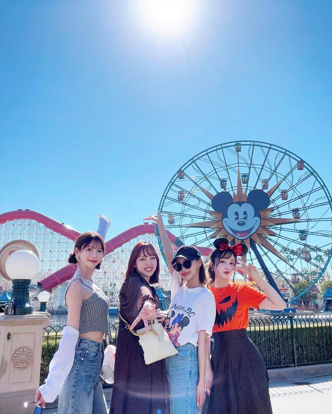 新希咲乃のインスタグラム：「カリフォルニアディズニー✨🏰🐭🖤  沢山写真撮ったから今回は4人のショット📸  日本の真夏ばりに暑くて用意してたミニーのニット着れなかった;ㅅ;  紫外線アレルギーの私には太陽が光線みたいに攻撃してくるみたいに痛かった😅  因みに入場料199ドルとかだから、約3万でした…😀混んでるし、すぐ機械止まるから乗り物2つしか乗れなかったし、お土産とか色々全然見れなかったのー😭後悔あるからまた絶対ここには来ると誓った。   #californiaadventure   #カリフォルニアディズニー   #アドベンチャーワールド   #Disney  #disneyworld   #California  #アメリカ旅行  #アメリカ女子旅」