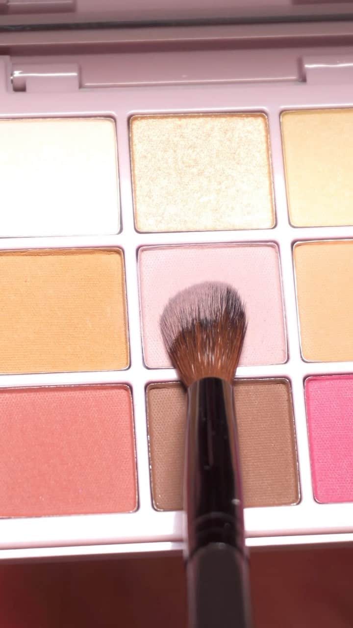 Anastasia Beverly Hillsのインスタグラム：「Did someone say #balletcore? 🩰🦢 @letiziamarcondes’s (she/her) gets the look with our NEW Modern Renaissance Mini Palette, now available @ultabeauty! 😍  Also wearing: ✨Glow Seeker Highlighter ✨#ABHLashSculpt Mascara ✨Lip Gloss in Guava  #AnastasiaBeverlyHills #UltaBeauty」