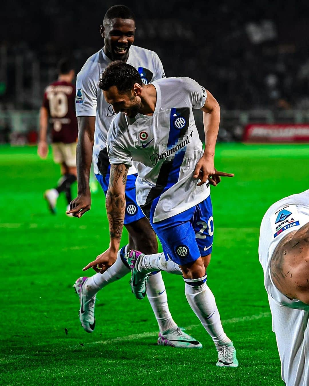 ハカン・チャルハノールのインスタグラム：「Forza Inter 🖤💙」