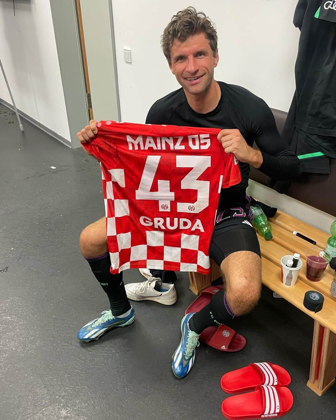 トーマス・ミュラーさんのインスタグラム写真 - (トーマス・ミュラーInstagram)「Thank you @grudabrajan for your shirt - keep on working hard my friend 💪🏻🔥⚽️  A important win for us after the international break. Never easy in Mainz   #welldoneboys #grudaisaballer#aufgehtsfcb #diekonkurrenzschläftnicht #323 #wins」10月22日 3時57分 - esmuellert