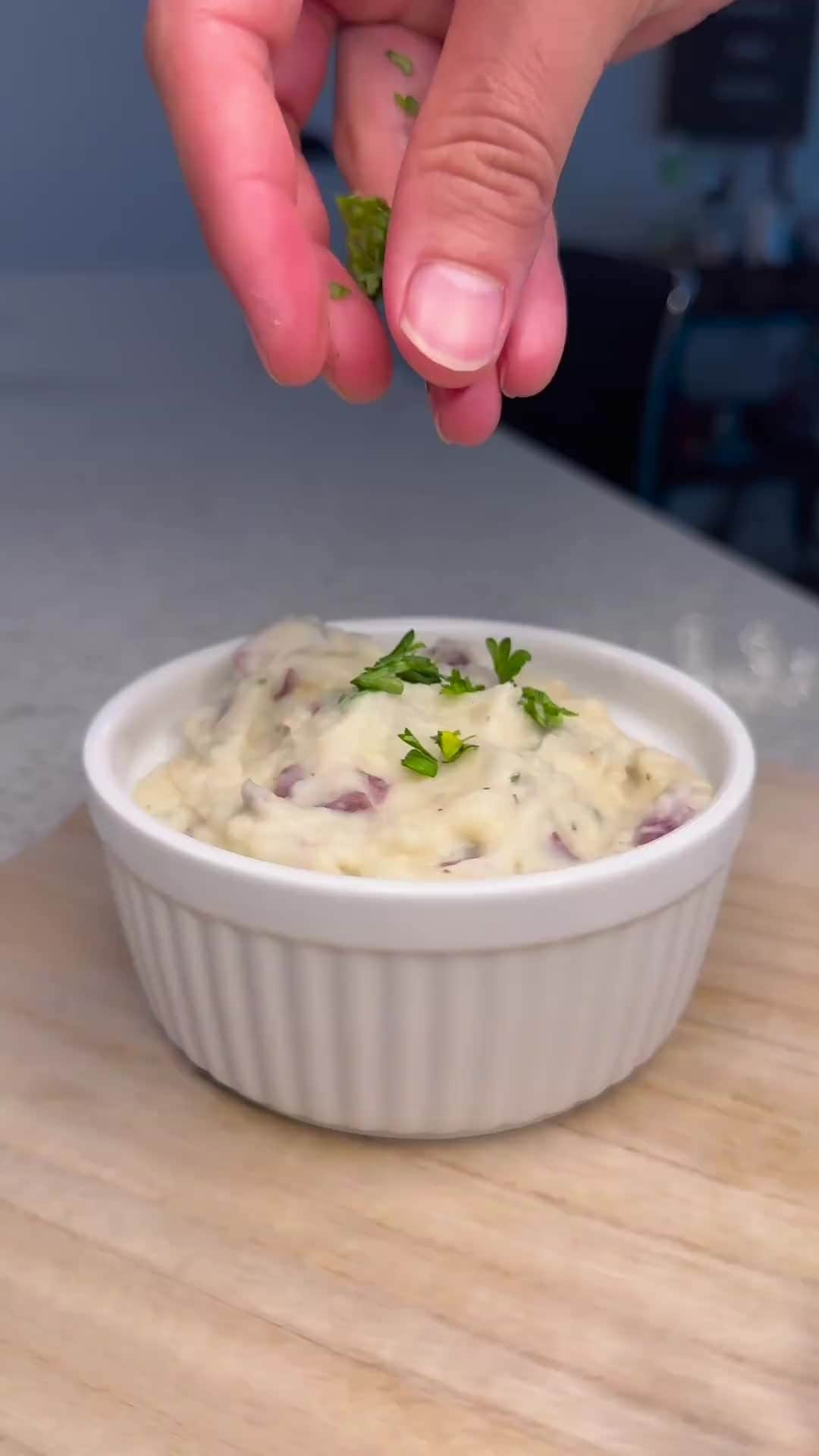 Flavorgod Seasoningsのインスタグラム：「Creamy Ranch Mashed Potatoes 🥔 🔥 by Customer:➡ @hangryfireman Seasoned with:➡ #Flavorgod Ranch Topper!😎⁠ -⁠ Add delicious flavors to your meals!⬇️⁠ Click link in the bio -> @flavorgod | www.flavorgod.com⁠ -⁠ "2 lbs Red Potatoes�2 tsp minced garlic⁠ 3 tbsp ranch seasoning (@flavorgod)�1/4 cup butter softened�1/2 cup milk�1/2 tsp salt⁠ 1 ounce cream cheese⁠ 2 tbsp sour cream⁠ Fresh parsley optional⁠ ⁠ * Clean the potatoes and quarter them leaving the skin on.⁠ * Place the potatoes in a large pot and cover them with water. Bring to a boil and simmer for about 10-15 minutes until the potatoes are fork tender.⁠ * Drain the potatoes and then return them back to the pot.⁠ * Then add in the garlic, ranch seasoning, butter, salt, ½ a cup of milk, sour cream and cream cheese. Use a potato masher until all ingredients are well incorporated and consistency is to your preference. Add some parsley/green onion in there too 😉⁠ * Serve immediately while warm and enjoy!!"⁠ -⁠ Flavor God Seasonings are:⁠ ✅ZERO CALORIES PER SERVING⁠ ✅MADE FRESH⁠ ✅MADE LOCALLY IN US⁠ ✅FREE GIFTS AT CHECKOUT⁠ ✅GLUTEN FREE⁠ ✅#PALEO & #KETO FRIENDLY⁠ -⁠ #breakfast #fitness #food #foodporn #foodie #instafood #foodphotography #foodstagram #yummy #instagood  #foodies #tasty #cooking #instadaily #lunch #healthy #seasonings #flavorgod #lowsodium #glutenfree #dairyfree」