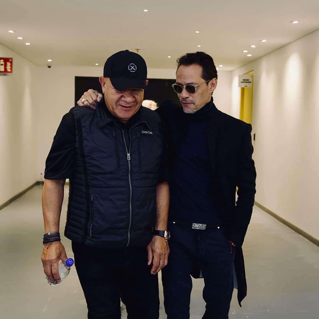 マーク・アンソニーのインスタグラム：「Ultimando detalles para los shows en Mexico 🇲🇽  Mi gente, prepárense para vivir noches inolvidables en el #ViviendoTour #Mexico 🎤  Quiénes van? Dale like si ves tu ciudad en la lista! 🔥」