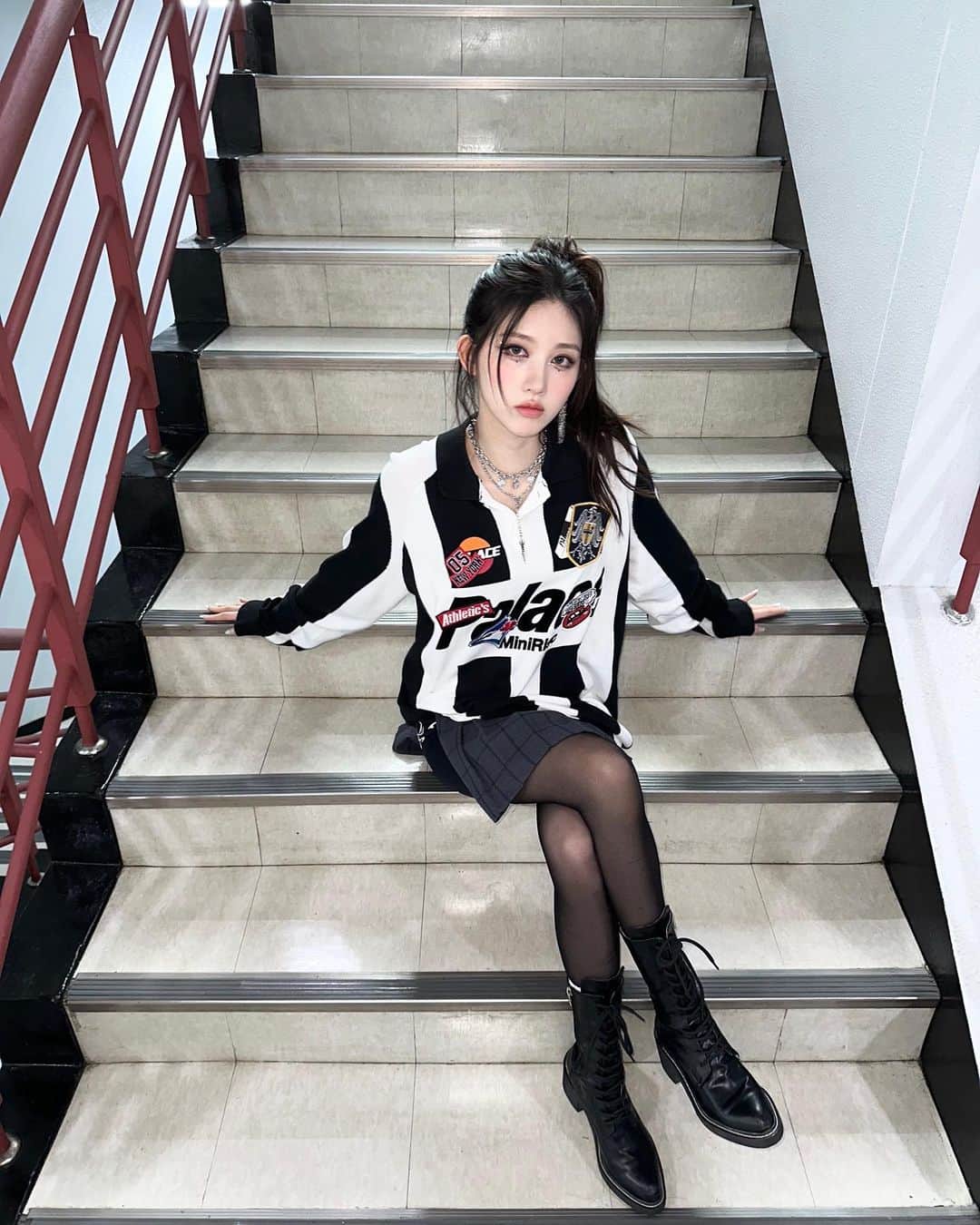 IVEのインスタグラム：「왼쪽으로 치우친 포니테일  #IVE #아이브 #アイヴ #GAEUL #가을 #ガウル #1stEP #IVEMINE #Eitherway #OfftheRecord #Baddie」