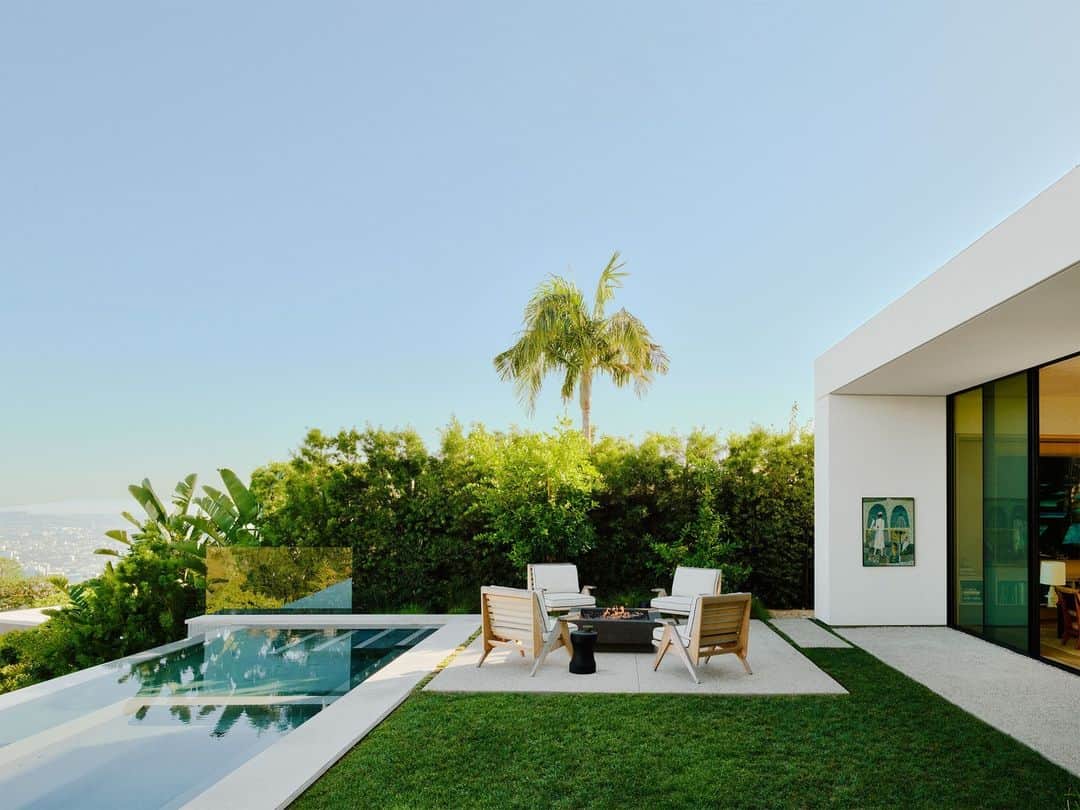 ELLE DECORのインスタグラム：「Every day goes swimmingly at this Hollywood Hills home. The brief for this glass house, complete with a glorious view onto the home’s infinity pool, was to devise a residence that was at once clean, minimal, warm, and inviting. For the architects Brett Woods and Joseph Dangaran of Woods + Dangaran (@woods_dangaran) and designer Andre Mellone at Studio Mellone (@studiomellone) that meant restrained interiors that allow the house’s architecture to speak for itself. “You don’t want the architecture and interior design competing with each other,” says the owner.   Click the link in the bio to tour the rest of this airy residence, as featured in our November 2023 issue. Written by @isuredontknow. Styled by @amykchin. Photographed by @william.jess.laird.」