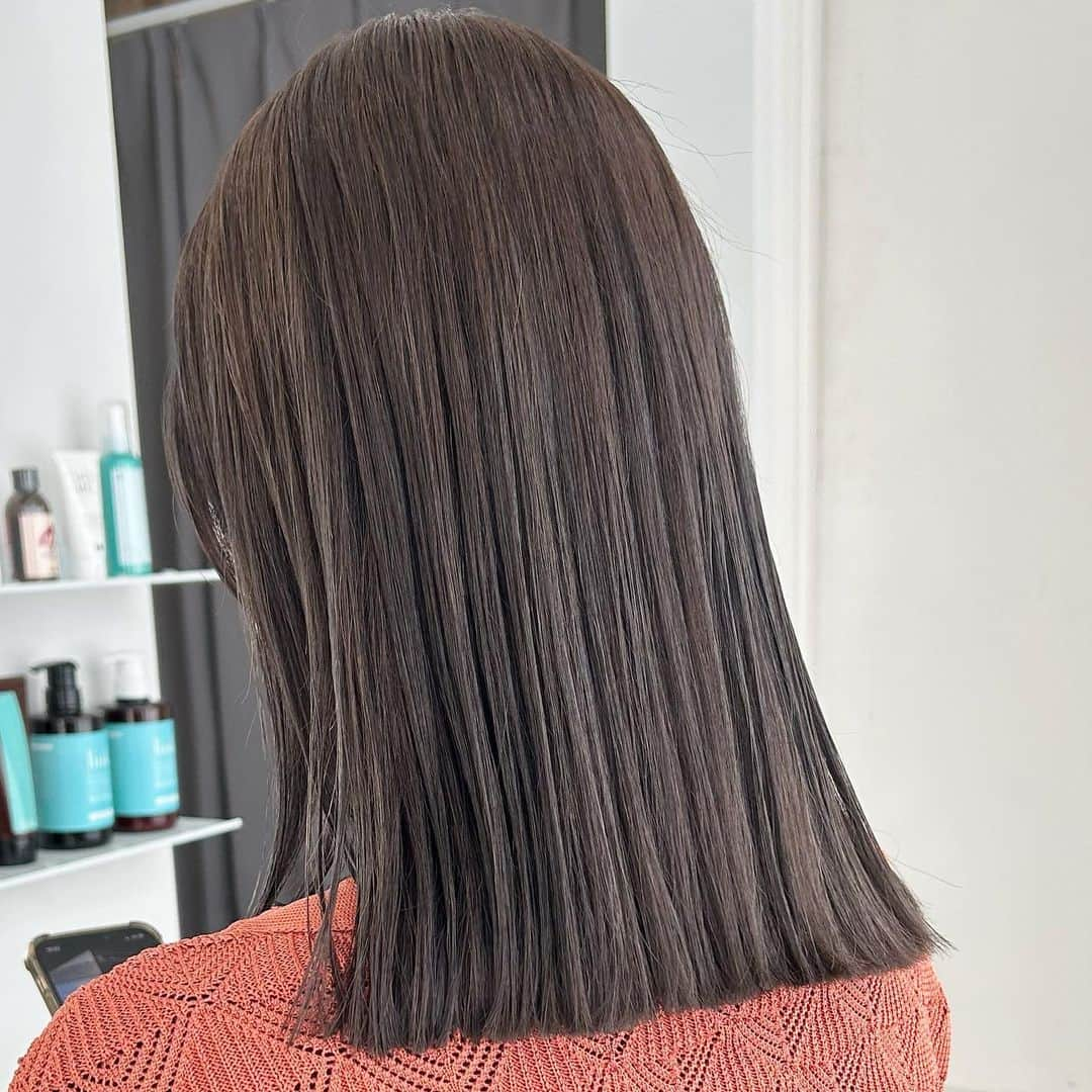 中西結梨花のインスタグラム：「切りっぱなしhair✂️ばっさりカット♡ 透けるグレー🩶ハイライト入ってます✨  #切りっぱなしヘア#透けるグレー#nakanishi_color#ブリーチ#ブリーチカラー#ハイライト#ハイライトカラー#東京#東京美容室#新宿#新宿美容室」