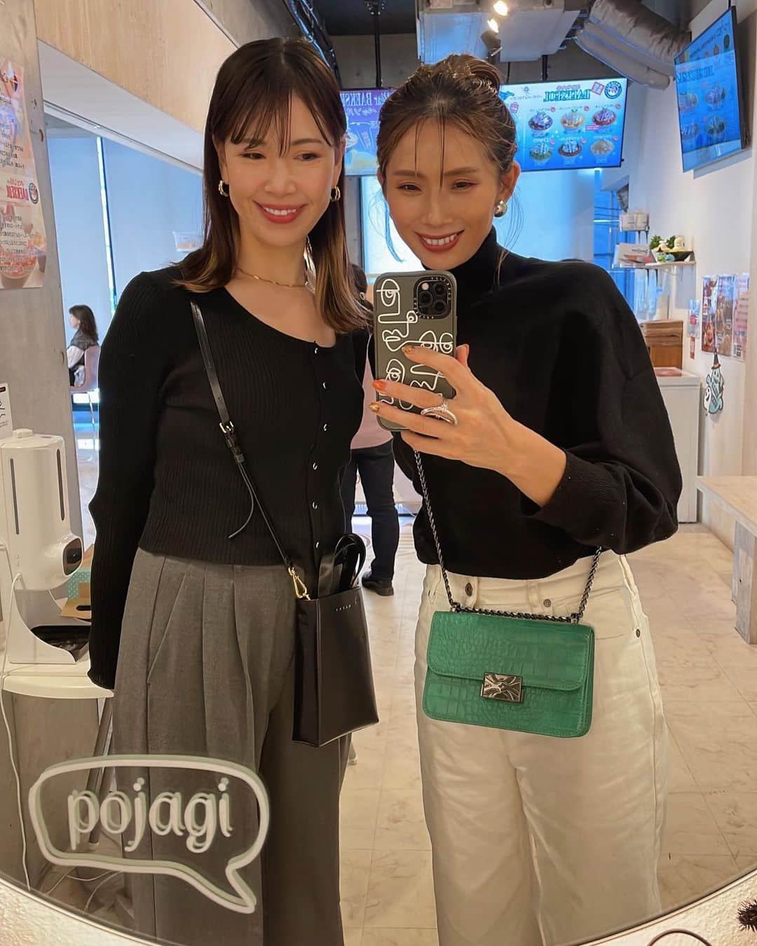 mamany704さんのインスタグラム写真 - (mamany704Instagram)「* * 待ち合わせからグダグダな2人👭 * * たぶん待ち合わせ時間間違えてたっぽい？まーちゃんと、 珍しく時間通りに着いたのに待ち合わせ場所と違う駅で張り切って待っていた私🫡 * * 私の美味しそうなオレオペッソルの奥は、のど乾きそうなまーちゃんのきな粉ペッソル🍧 中に白玉とかあずきとか入ってるのかと思えば、中からきな粉出てきたらしい🤗 * * そして私、スマホ触る時はお箸置きや。 * * 帰りは一緒にいたすぎて遠回りして帰ってまた車で送って、どんだけ一緒にいるんってな😂 ではまた来週🖖ww * * #cafe#cafedepojagi#osaka#osakacafe#coffee#coffeetime#カフェ#大阪カフェ#鶴橋#ポジャギ#ペッソル#焼肉」10月21日 22時32分 - mamany704