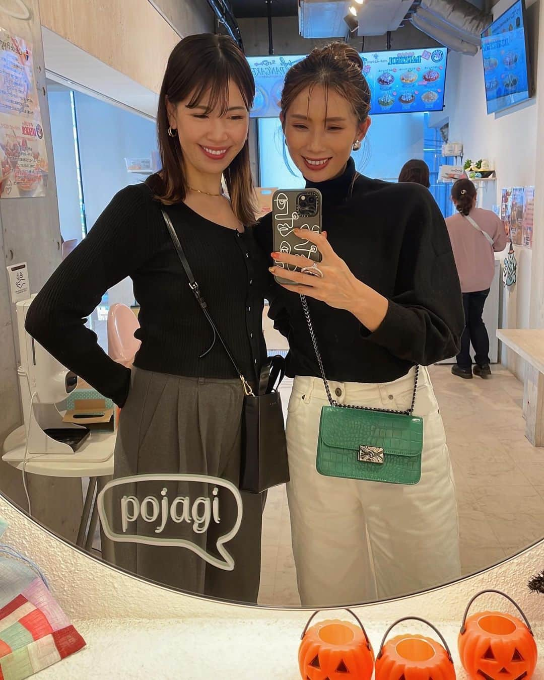 mamany704さんのインスタグラム写真 - (mamany704Instagram)「* * 待ち合わせからグダグダな2人👭 * * たぶん待ち合わせ時間間違えてたっぽい？まーちゃんと、 珍しく時間通りに着いたのに待ち合わせ場所と違う駅で張り切って待っていた私🫡 * * 私の美味しそうなオレオペッソルの奥は、のど乾きそうなまーちゃんのきな粉ペッソル🍧 中に白玉とかあずきとか入ってるのかと思えば、中からきな粉出てきたらしい🤗 * * そして私、スマホ触る時はお箸置きや。 * * 帰りは一緒にいたすぎて遠回りして帰ってまた車で送って、どんだけ一緒にいるんってな😂 ではまた来週🖖ww * * #cafe#cafedepojagi#osaka#osakacafe#coffee#coffeetime#カフェ#大阪カフェ#鶴橋#ポジャギ#ペッソル#焼肉」10月21日 22時32分 - mamany704