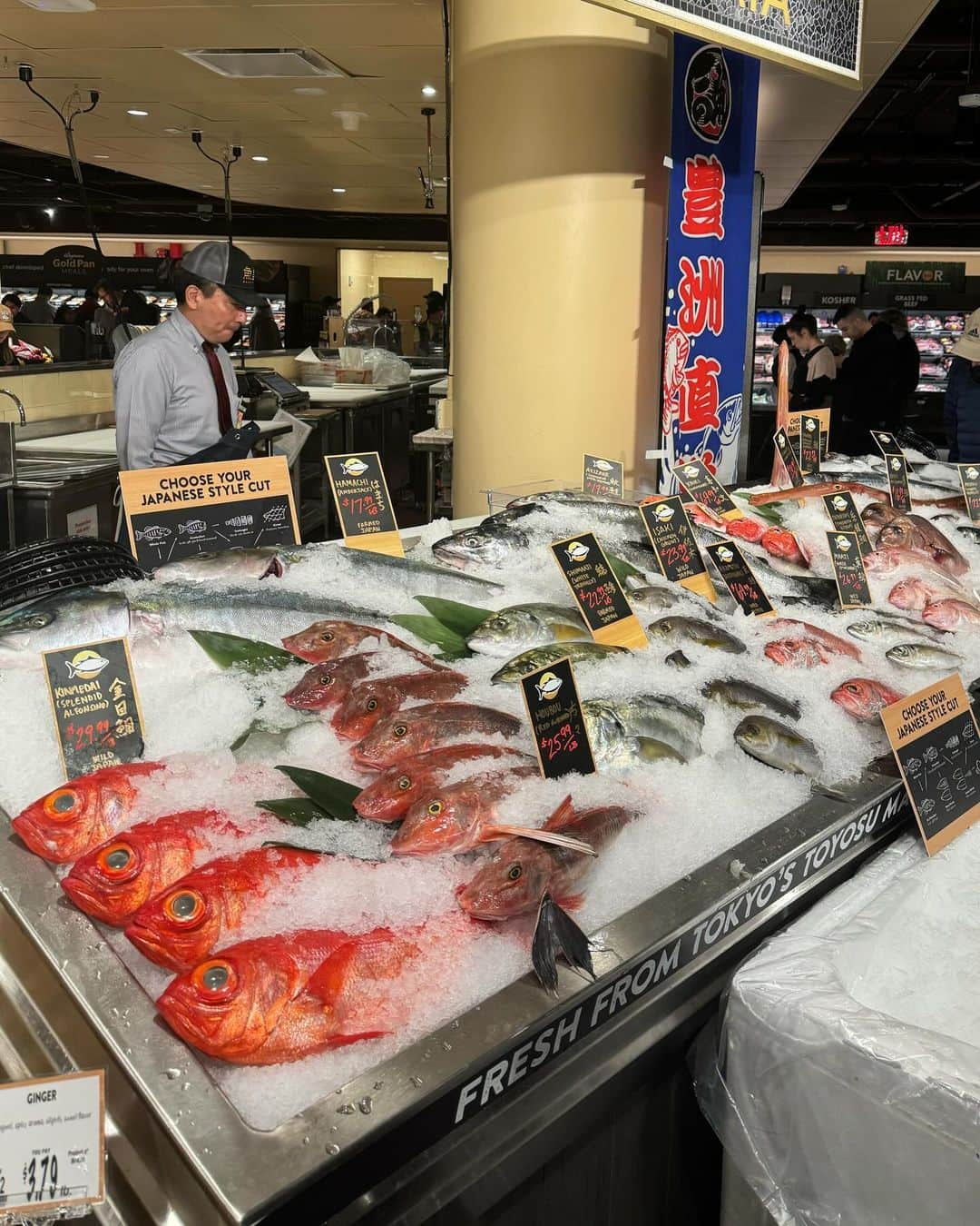 岡田育さんのインスタグラム写真 - (岡田育Instagram)「Ladies and gentlemen, we got Wegmans @wegmans in Astor Place #wegmansmanhattan #wegmansastorplace !! Our biggest surprise is that #Sakanaya (the fish store) directly from Toyosu Fish Market Tokyo. Every neighbor says it's much much better than Kmart but I feel nostalgic a little, for their appearance in Kondoh Akino’s essay comic @kondoh_akino (pic4). But it's much better than Kmart (I say twice). #lowermanhattan  . コロナ禍で贔屓の店がバタバタ潰れてしょんぼり続きだった我が街ですが、このたび最寄駅直上にマンハッタン初の巨大な #ウェグマンズ ができました。ヤバいヤバいとは聞いていたがケーキや惣菜や他の生鮮食品はさておき、まさか #豊洲市場 から本鮪が直送されてくるとは想像の斜め上である……実質デパ地下ですね。それにしても道行くご近所さんたちみんな同じ紙袋提げて「あの鄙びたしょぼいKmartよりずっといい」「ここがあのゾンビが出そうな閑古鳥のKmartだったなんて信じられない」と口々にKmartの懐かし自虐dis談義（with love）をしててウケる。そう、日本の皆様にはおなじみ、 #近藤聡乃 さんの『 #ニューヨークで考え中 』冒頭に登場した、あのタマゴ色のタオルのKmart跡地が、華麗に大変身なのであるよ！」10月21日 22時35分 - okadaic