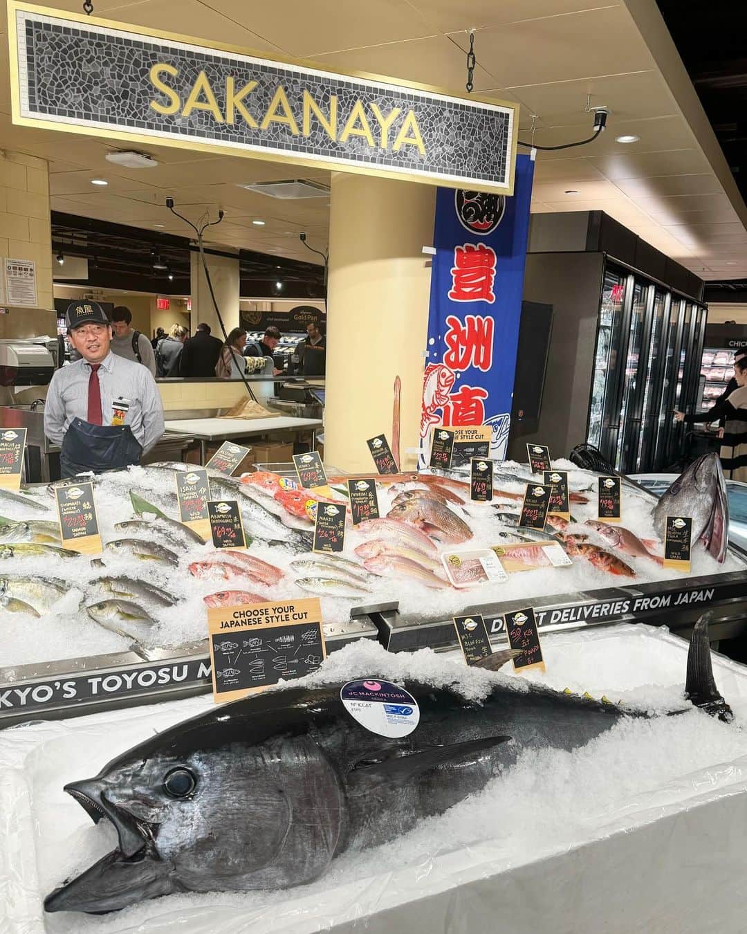 岡田育のインスタグラム：「Ladies and gentlemen, we got Wegmans @wegmans in Astor Place #wegmansmanhattan #wegmansastorplace !! Our biggest surprise is that #Sakanaya (the fish store) directly from Toyosu Fish Market Tokyo. Every neighbor says it's much much better than Kmart but I feel nostalgic a little, for their appearance in Kondoh Akino’s essay comic @kondoh_akino (pic4). But it's much better than Kmart (I say twice). #lowermanhattan  . コロナ禍で贔屓の店がバタバタ潰れてしょんぼり続きだった我が街ですが、このたび最寄駅直上にマンハッタン初の巨大な #ウェグマンズ ができました。ヤバいヤバいとは聞いていたがケーキや惣菜や他の生鮮食品はさておき、まさか #豊洲市場 から本鮪が直送されてくるとは想像の斜め上である……実質デパ地下ですね。それにしても道行くご近所さんたちみんな同じ紙袋提げて「あの鄙びたしょぼいKmartよりずっといい」「ここがあのゾンビが出そうな閑古鳥のKmartだったなんて信じられない」と口々にKmartの懐かし自虐dis談義（with love）をしててウケる。そう、日本の皆様にはおなじみ、 #近藤聡乃 さんの『 #ニューヨークで考え中 』冒頭に登場した、あのタマゴ色のタオルのKmart跡地が、華麗に大変身なのであるよ！」