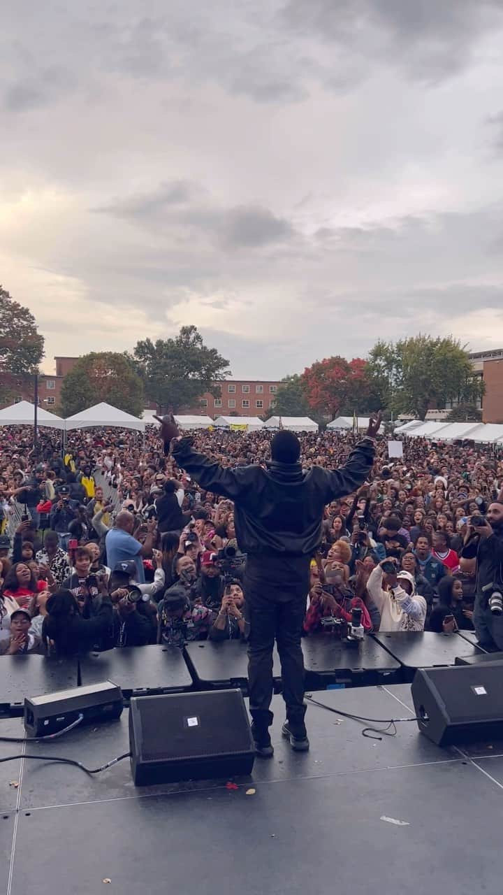 ディディのインスタグラム：「Good morning world!! It was truly a full circle moment going back to @Howard1867 Homecoming yesterday!!! Now, give me my theme music!!   LOVE! LOVE!! LOVE 🖤🙏🏿💫⚡️✨」