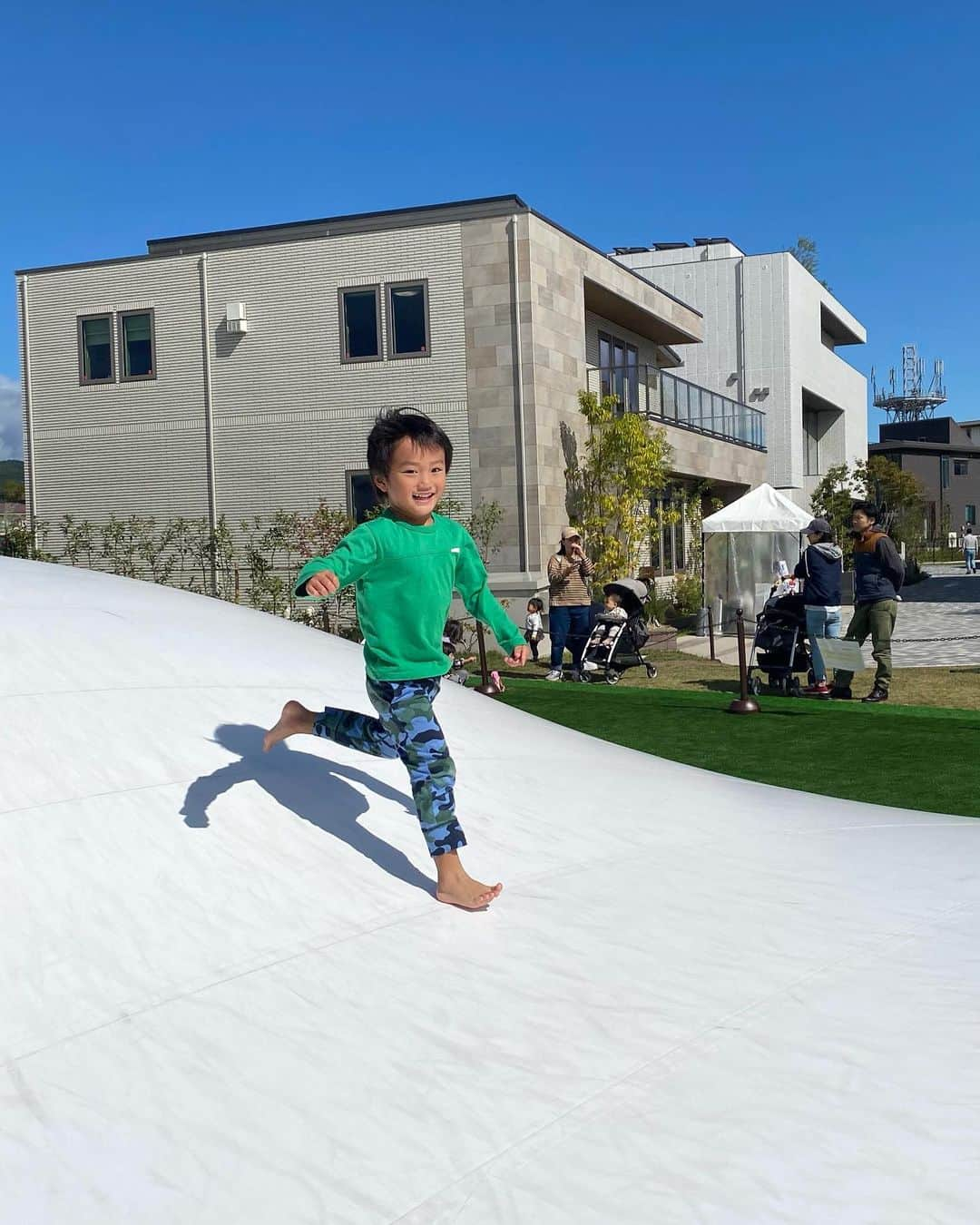 輝良まさとさんのインスタグラム写真 - (輝良まさとInstagram)「・ ウェルビー箕面へ☺️ 住宅展示場の中に子供の遊び場がたくさんあってとても楽しいところ❤️ 特にこの白いふわふわ遊具は真那人の大のお気に入り‼️ 飛び跳ねたり転がったりしてたくさん遊びました👍 キッチンカーや子供向けのイベントもたくさんやっていて3時間ほど遊び倒しました❤️ もちろん入場無料🆓 お近くの方は是非行ってみてくださいね👍  #ウェルビー箕面#住宅展示場#素晴らしい#たくさん遊んだね#楽しかった#レインボーベビー#レインボーベビー真那人#令和元年ベビー#6月生まれ#6月11日#4歳4ヶ月#幼児#やんちゃ#活発#元気いっぱい#可愛い#愛おしい」10月21日 22時37分 - kirahama0703