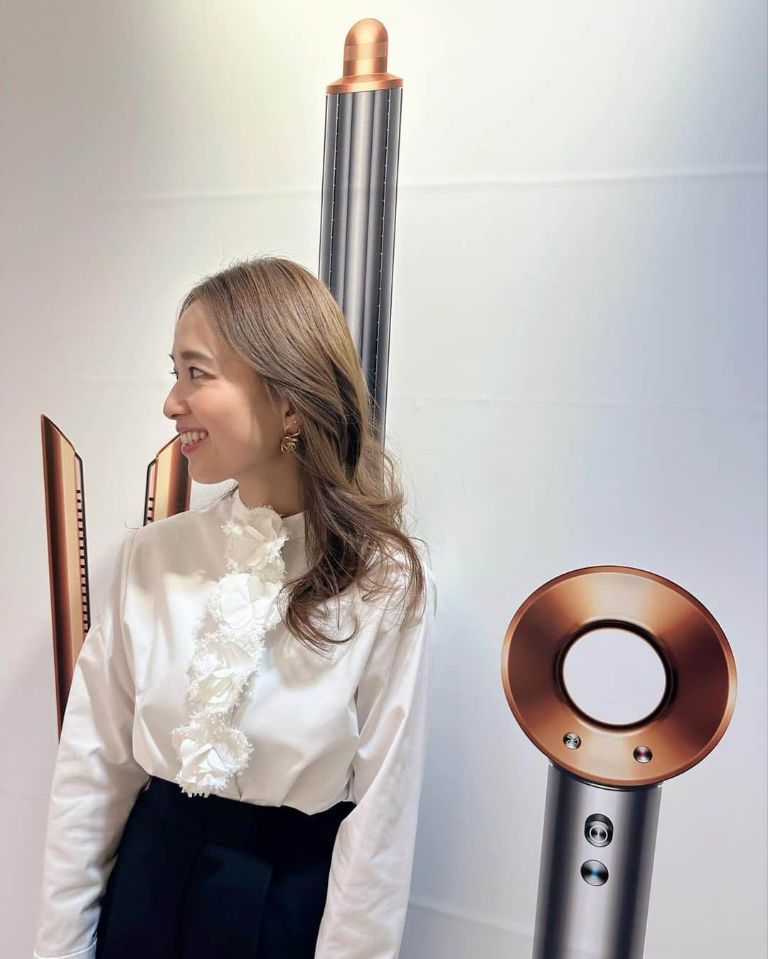 外村久美子さんのインスタグラム写真 - (外村久美子Instagram)「・ @dysonhair_jp  Dyson Airwrapマルチスタイラー✨  簡単に巻き髪とブローが出来る凄いアタッチメント機能がついたDyson Airwrap。気になっていたので、大阪高島屋のリニューアルされたDysonスタイリングステーションにお試しさせて貰いに行ってきました。  スルスルスルーと髪が巻きついて、すごーい！！って言ってる間もないくらい一瞬で巻き髪が完成✨ とにかく想像以上に簡単で感動でした👏👏  Airwrapは過度な熱ダメージを防ぎ、なめらかでツヤのある髪へヒートコントロールしながらエアリーカール、ブロー、ドライ、浮き毛の抑制にも対応し、1台で4役👏  ストレートにするにも自分でブローは難しいですが、これがあればサロンで仕上げたような艶のあるストレートもすぐに完成✨  ラグジュアリーなBOXも素敵で、いろんなカラーがあるのでお家に合わせてそれぞれ選べるのもいい⭕️  不器用な私はご存知の通りお団子ヘアばかりですが。。 Airwrapがあればヘアスタイリングを楽しめそうで髪型も変えたいなぁと妄想です🙄💭 リョウさんの、外ハネミディアムヘアも素敵だったー♥️  #dysonhair  #ダイソンエアラップマルチスタイラー  #ダイソンビューティー  #pr」10月21日 22時37分 - kummy153