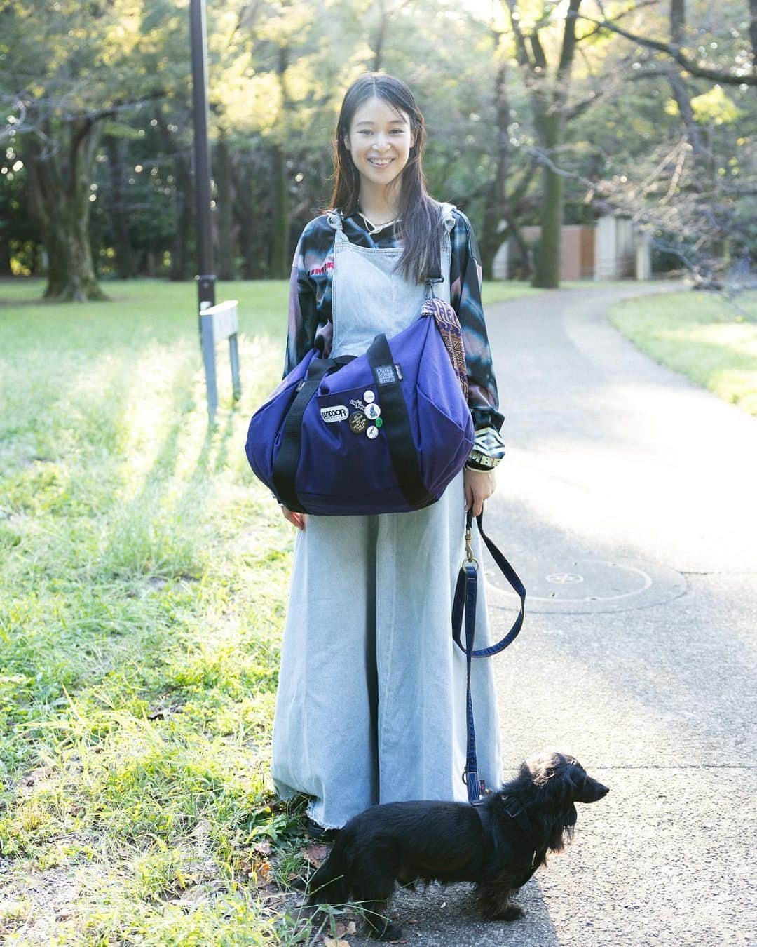 Outdoor Productsのインスタグラム：「. ”One Day Playing with Doggo” アウトドアプロダクツと愛犬と、どこへ行こう？   愛犬と出かけるときは持ち物がたくさん必要。お水におやつ、プリッとしちゃったときのエチケット袋だったり。それに家から一歩でも外に出たら、好奇心をくすぐるものばかりだから、あっちへ言ったり、こっちへ言ったり、リードをギュッと持ってなくちゃいけない。そんなときに役立つのが〈アウトドアプロダクツ〉のバックパックとロールボストン。大好きなおもちゃと、収まりきらない愛情もパッキングして、今日はどこへ行こう？   ―MIUさんー 雑誌「ViVi」のモデルを5年間勤め、昨年卒業。現在はファッションブランドの広告を中心に活躍中のモデル。休日はカニヘンダックスフンドの愛犬しげる（♂／6歳）と一緒に散歩したり、トレッキングや登山に出掛けることも。音楽と服とラーメンを愛し、そのブレない生き方は男女問わず、ファンも多い。 instagram: @_miugram_   【Item】 Model / RollBoston Bag X-Large Price / ¥7,480 (tax in) Color / PURPLE   続きはTOPのブランド公式サイトFEATURESからCHECK!! https://www.outdoorproducts.jp/features/dog-snap/   #OUTDOORPRODUCTS #PACKFORLIFE #Shoulderbag #CORDURANYLON #Basic #Standard #Bostonbag #ROLLBOSTON #XLarge #232 #purple #アウトドアプロダクツ #デイパック #バックパック」