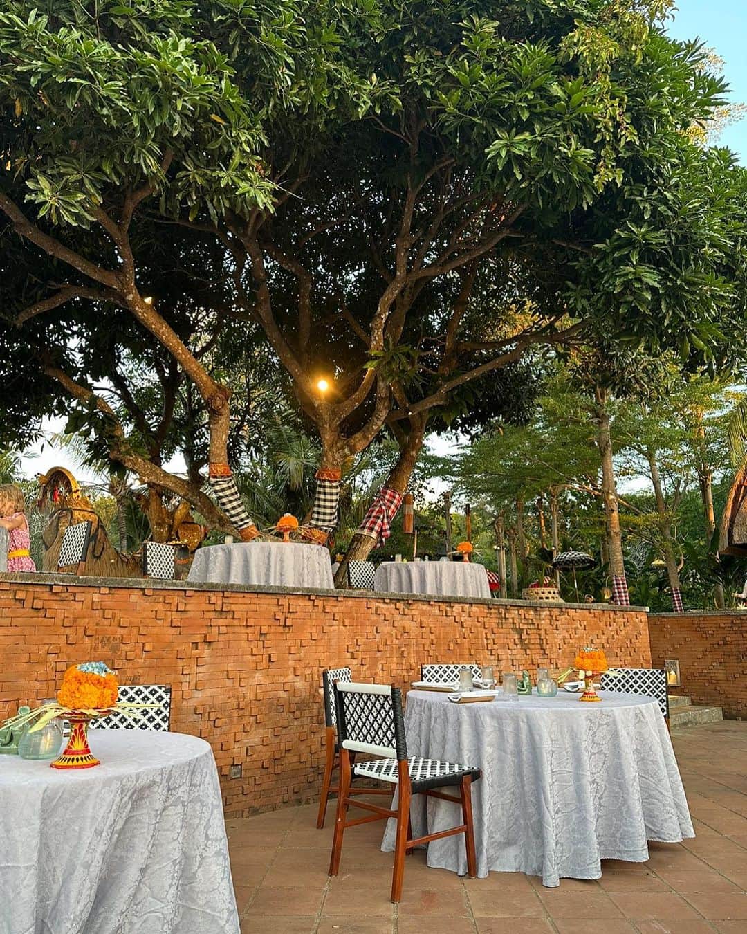 朝日奈央さんのインスタグラム写真 - (朝日奈央Instagram)「バリの伝統舞踊を見ながら食事をした時の✨🌴 レストランに到着してからスタッフさんがピンクのリボンを巻いてくれてお花までつけてくれました🌼 嬉しかった~😆  #Bali #ayanaresort」10月21日 22時40分 - pop_step_asahi