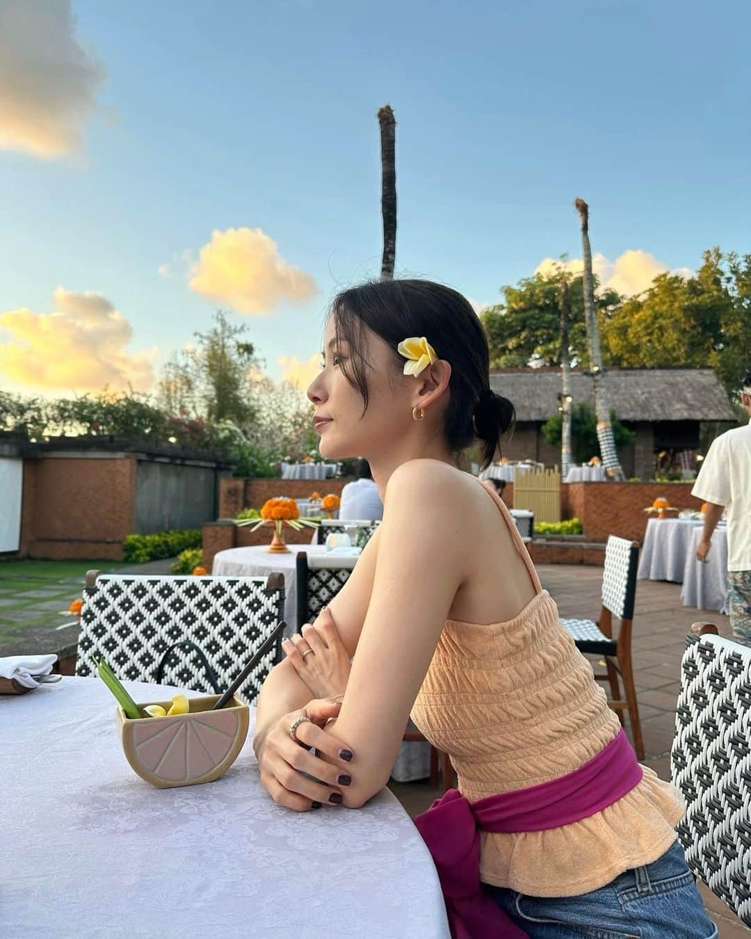 朝日奈央さんのインスタグラム写真 - (朝日奈央Instagram)「バリの伝統舞踊を見ながら食事をした時の✨🌴 レストランに到着してからスタッフさんがピンクのリボンを巻いてくれてお花までつけてくれました🌼 嬉しかった~😆  #Bali #ayanaresort」10月21日 22時40分 - pop_step_asahi