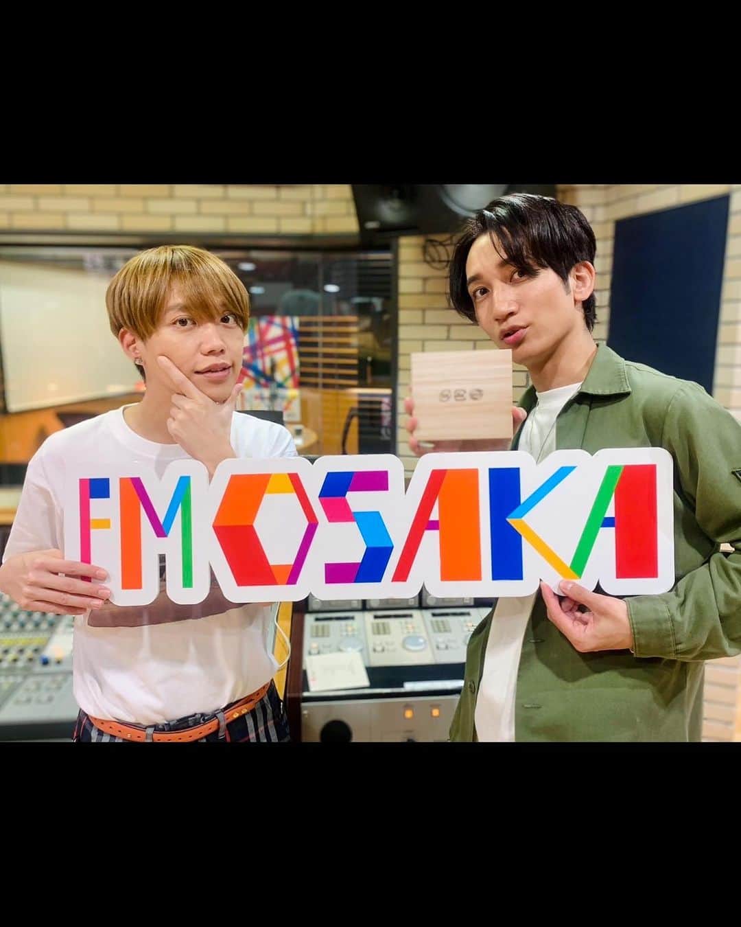桜井雅斗さんのインスタグラム写真 - (桜井雅斗Instagram)「今週のFM大阪のSMASH(ING)FRIDAYでは04 Limited SazabysのGENさんをお迎え🙌  ニューアルバム"Re-Birth"のお話はもちろん！ なんだかんだで初めてプライベートな話題もガッツリ話せてめっちゃ楽しくてめっちゃ盛り上がりました🫰 ビューティもしてくれました✨笑  来週金曜日までradikoでタイムフリーできますので是非📻  #04limitedsazabys @04genls  #ゲンちゃんありがとうね🫶」10月21日 22時41分 - mst44