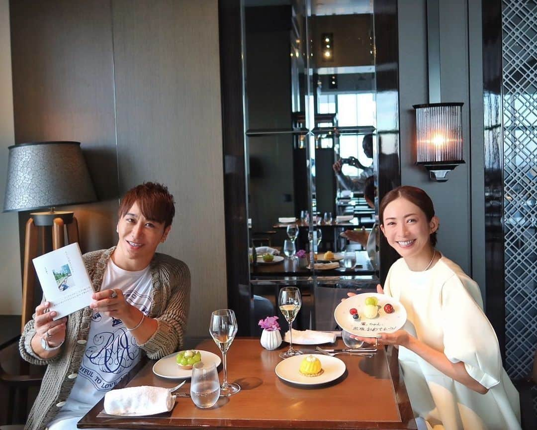 高垣麗子のインスタグラム：「* あっちゃん @atsushi_416 と久々に2人でランチ♩と喜んで撮影終わりに向かったら... #わたしの好きのかたち の出版をお祝いしてくれました！ 有難う𓂃 麗ちゃんらしさの伝わるいい本だったと言ってもらえて嬉しかったよ☺︎ 表に出ている時の私の顔だけじゃなく、プライベートもずっと共にしてきたから私のことを色々理解してくれているあっちゃん 本を作ることに関しても先輩なので、そんなあっちゃんから有り難い言葉をもらえて✨素直に嬉しかったです  話したいことは相変わらず盛りだくさんで時間足らず... また来月ね！✨  * #感謝」