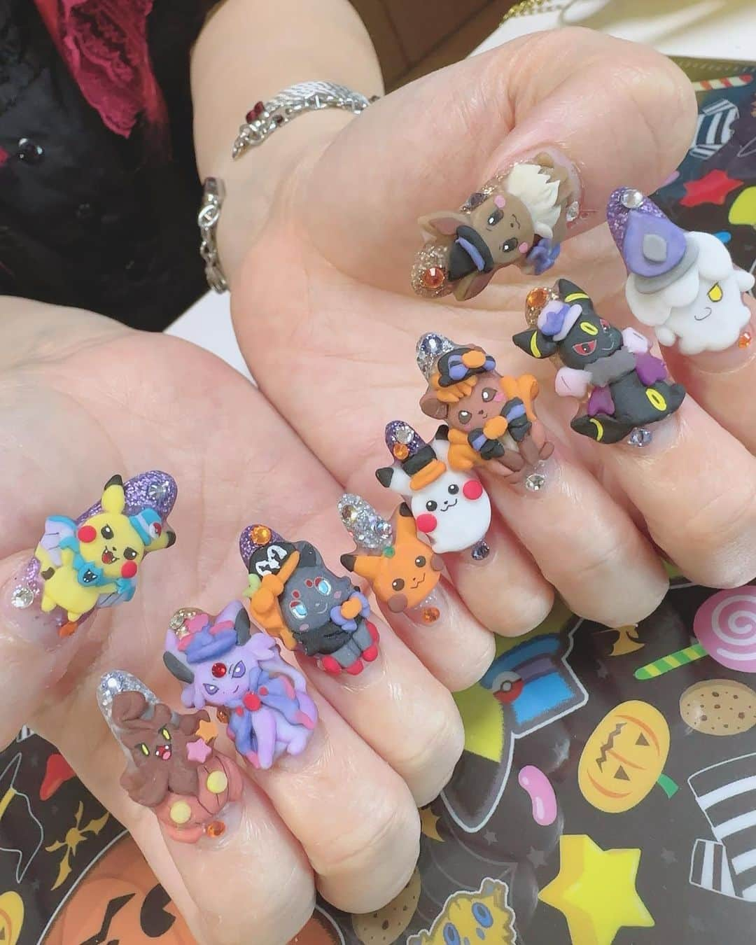 香織さんのインスタグラム写真 - (香織Instagram)「ポケモンハロウィン🎃👻✨ 可愛すぎ❤️  #nail#pokemon#pikachu#ポケモンネイル#ポケモンカード#キャラクターネイル#キャラネイル#大阪ネイルサロン#岸和田ネイルサロン#スカルプ#ハロウィン#ハロウィンネイル#halloween#halloweennails」10月21日 22時42分 - kaorin47