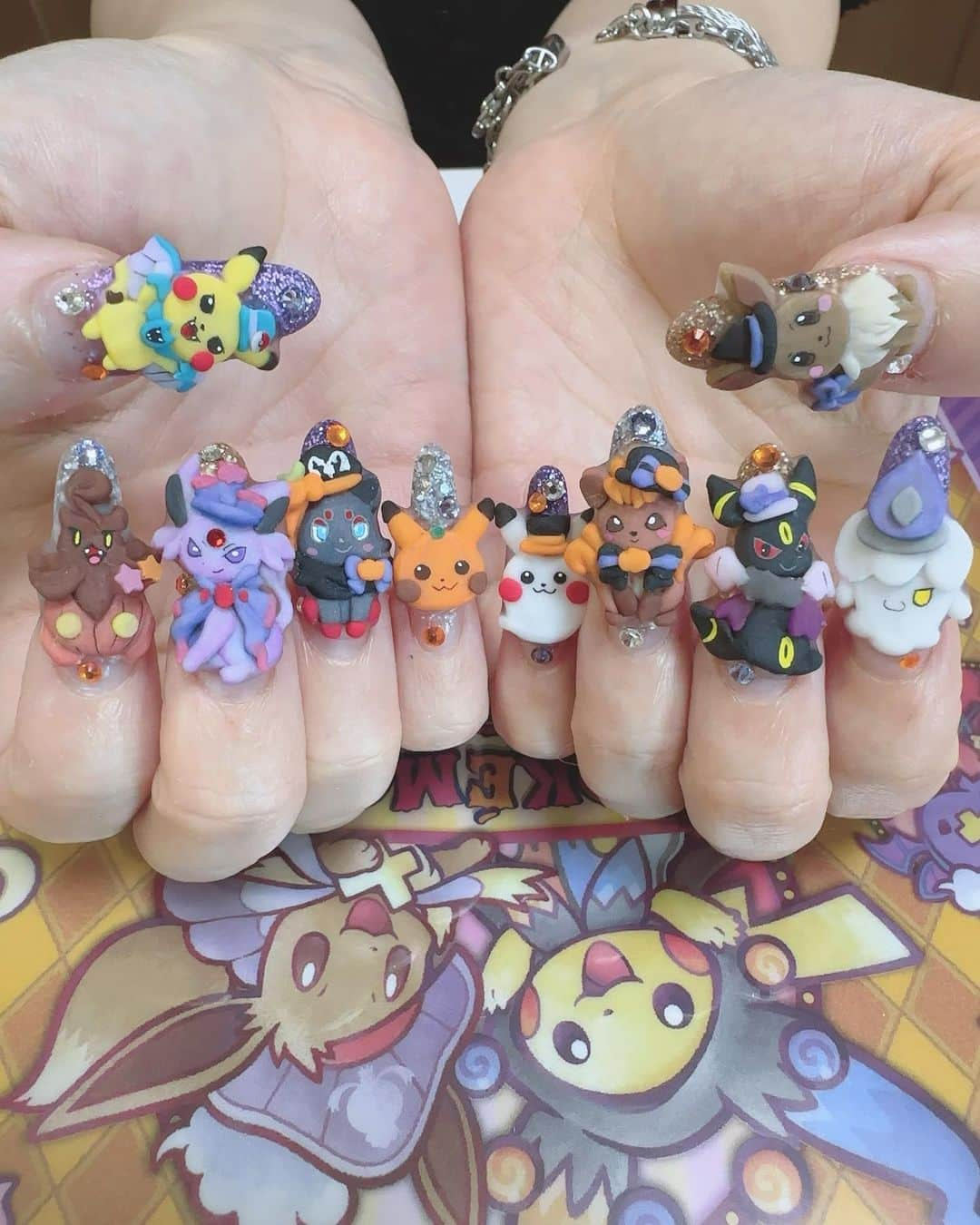 香織さんのインスタグラム写真 - (香織Instagram)「ポケモンハロウィン🎃👻✨ 可愛すぎ❤️  #nail#pokemon#pikachu#ポケモンネイル#ポケモンカード#キャラクターネイル#キャラネイル#大阪ネイルサロン#岸和田ネイルサロン#スカルプ#ハロウィン#ハロウィンネイル#halloween#halloweennails」10月21日 22時42分 - kaorin47