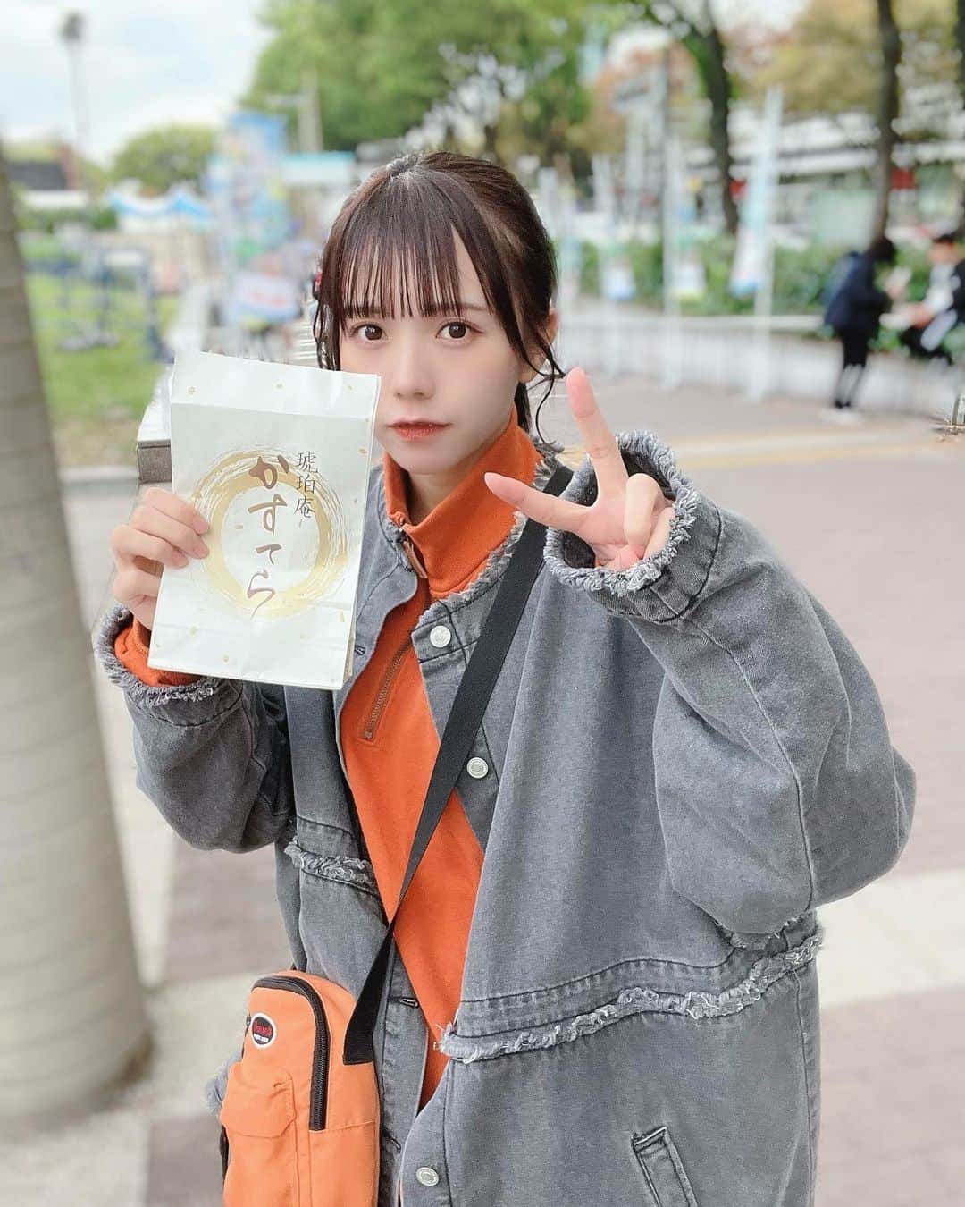 のインスタグラム：「🍡 ⁡ こんばんは〜 ⁡ 久屋大通でお祭りしてて屋台が沢山並んでたので 合間の時間にメンバーと回ってました〜🐥 ⁡ ⁡ 今日は1日名古屋ライブ 会いに来てくれた皆さん ありがとうございました🦭 ⁡ 今日だけで70分ライブして たくさん歌って踊った〜〜！ 良い疲労感です😌 ⁡ ぽたくさんたち、 楽しそうに見てくれるの 本当にいつもありがとう🫰🏻 ⁡ ⁡ あした❕ ⁡ ⁡ 『ドテ祭』 📍メ〜テレ本社屋 🎤12:00-12:20 🐓入場無料 🐓特典会はありません ⁡ ⁡ 『日南遥生誕祭2023』 📍今池ボトムライン 17:00開場/17:30開演 13:00-日南のみ生誕Tシャツ特典会&先行物販 🐓ソロ曲のみ静止画撮影可 ⁡ 楽しんで帰っていただけるよう 精一杯がんばります☺️ ⁡ 気をつけてお越しください〜！ ⁡ ⁡ 土曜日おつかれさまでした🍵 またあしたー！ ⁡」