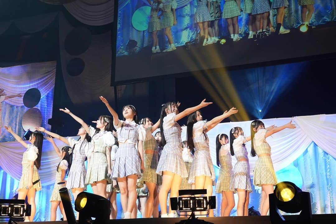 AKB48 Officialさんのインスタグラム写真 - (AKB48 OfficialInstagram)「. ｡*⑅୨୧┈┈┈┈┈┈┈┈┈୨୧⑅*｡ ⁡ ⳻ #AKB48武道館 コンサート⳺ 劇場公演曲リクアワの2️⃣日目🎪🎤 ありがとうございました❕👗 ⁡ TOP3は 1位「夜風の仕業」🌬️🫧 2位「誕生日の夜」🧁🩵 3位「She’s gone」💃♥️ という結果に！  昨日卒業を発表した  #柏木由紀 のソロ曲が見事1位となりました👑🌸🌸  そして... 2023年12月8日(金)から❣️ AKB48劇場16人公演の復活＆ 約7年ぶり！秋元 康氏プロデュースの新公演実施が サプライズ発表されました🤍🏹 ̖́- ⁡ 明日はいよいよ最終日🥺💧 新生 #AKB48 の"今"が詰まったコンサートで みなさんのお越しをお待ちしています.｡o(♡) ⁡ コンサートのアーカイブはこちら📎🎀 https://bit.ly/3PSf41P  ｡*⑅୨୧┈┈┈┈┈┈┈┈┈୨୧⑅*｡」10月21日 22時43分 - akb48