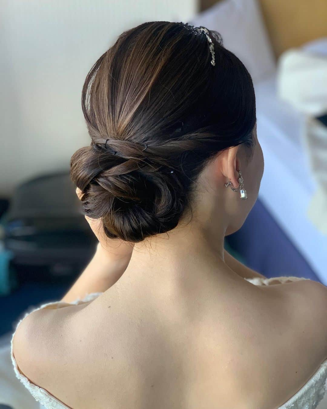 ウェディングヘアメイクルーチェさんのインスタグラム写真 - (ウェディングヘアメイクルーチェInstagram)「Today's wedding❤︎  今日はかわいい花嫁 harukaさんのwedding day   上品なドレスに合わせて ピッタリお似合いな ティアラでスタイリング✨  今日はビデオグラファーの ジンさんと一緒でチームワークもバッチリ @jin_withaffection  #ニューグランド花嫁  #ニューグランド  ✨ルーチェからのサンクスプレゼント✨  ルーチェにて 挙式ヘアメイクもしくは 撮影ヘアメイクをお申し込み花嫁さまへ  アクセサリー2点レンタル&新郎さまメイク をプレゼントさせていただきます。  ※2023年12月末までに お申し込み花嫁さま対象  お申し込み時に「フォロワープレゼント」と お知らせくださいね✨  ＊＊＊  #ブライダルヘアメイク #出張ヘアメイク#持ち込みヘアメイク#ウェディングヘアメイク#花嫁ヘアメイク#ウェディングヘア#花嫁ヘアスタイル#ヘアメイクリハーサル#ブレ花嫁 #花嫁美容#大人婚#大人花嫁#プレ花嫁」10月21日 22時44分 - wedding_luce