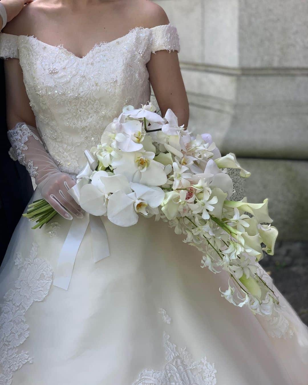 ウェディングヘアメイクルーチェさんのインスタグラム写真 - (ウェディングヘアメイクルーチェInstagram)「Today's wedding❤︎  今日はかわいい花嫁 harukaさんのwedding day   上品なドレスに合わせて ピッタリお似合いな ティアラでスタイリング✨  今日はビデオグラファーの ジンさんと一緒でチームワークもバッチリ @jin_withaffection  #ニューグランド花嫁  #ニューグランド  ✨ルーチェからのサンクスプレゼント✨  ルーチェにて 挙式ヘアメイクもしくは 撮影ヘアメイクをお申し込み花嫁さまへ  アクセサリー2点レンタル&新郎さまメイク をプレゼントさせていただきます。  ※2023年12月末までに お申し込み花嫁さま対象  お申し込み時に「フォロワープレゼント」と お知らせくださいね✨  ＊＊＊  #ブライダルヘアメイク #出張ヘアメイク#持ち込みヘアメイク#ウェディングヘアメイク#花嫁ヘアメイク#ウェディングヘア#花嫁ヘアスタイル#ヘアメイクリハーサル#ブレ花嫁 #花嫁美容#大人婚#大人花嫁#プレ花嫁」10月21日 22時44分 - wedding_luce